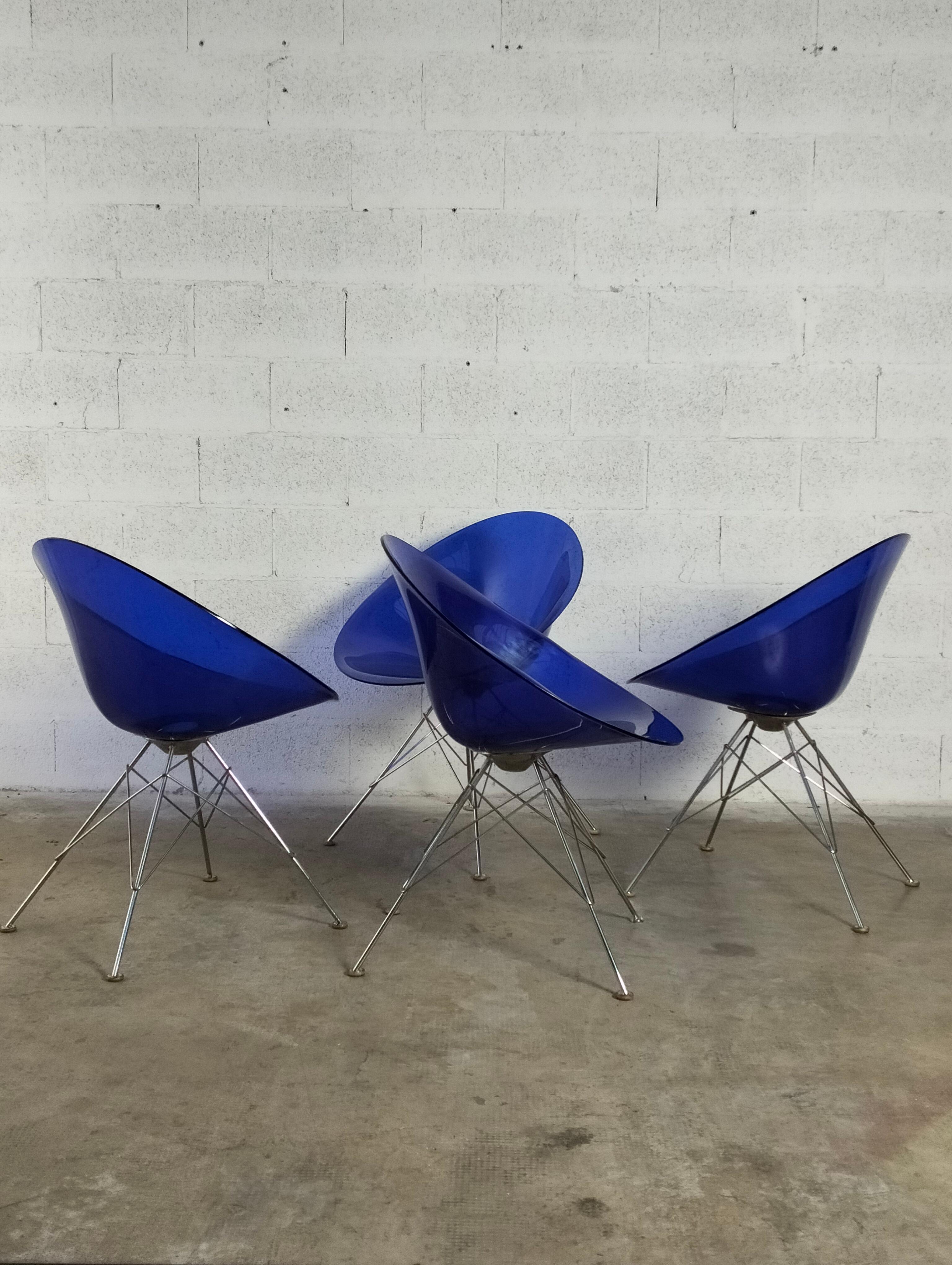 Designé par Philippe Starck en 1995 pour Kartell, Eros est un fauteuil enveloppant, à la forme organique, caractérisé par une combinaison raffinée de finitions et une utilisation habile des matériaux et des couleurs, une combinaison de légèreté,