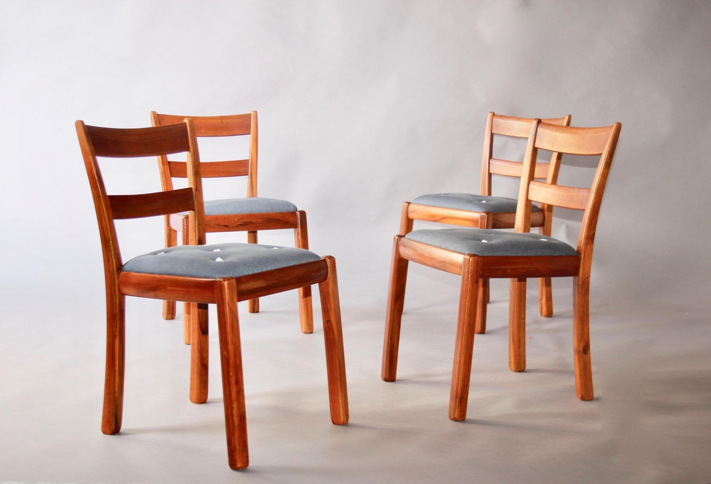 set di 4 sedie moderne in tessuto e legno intagliato