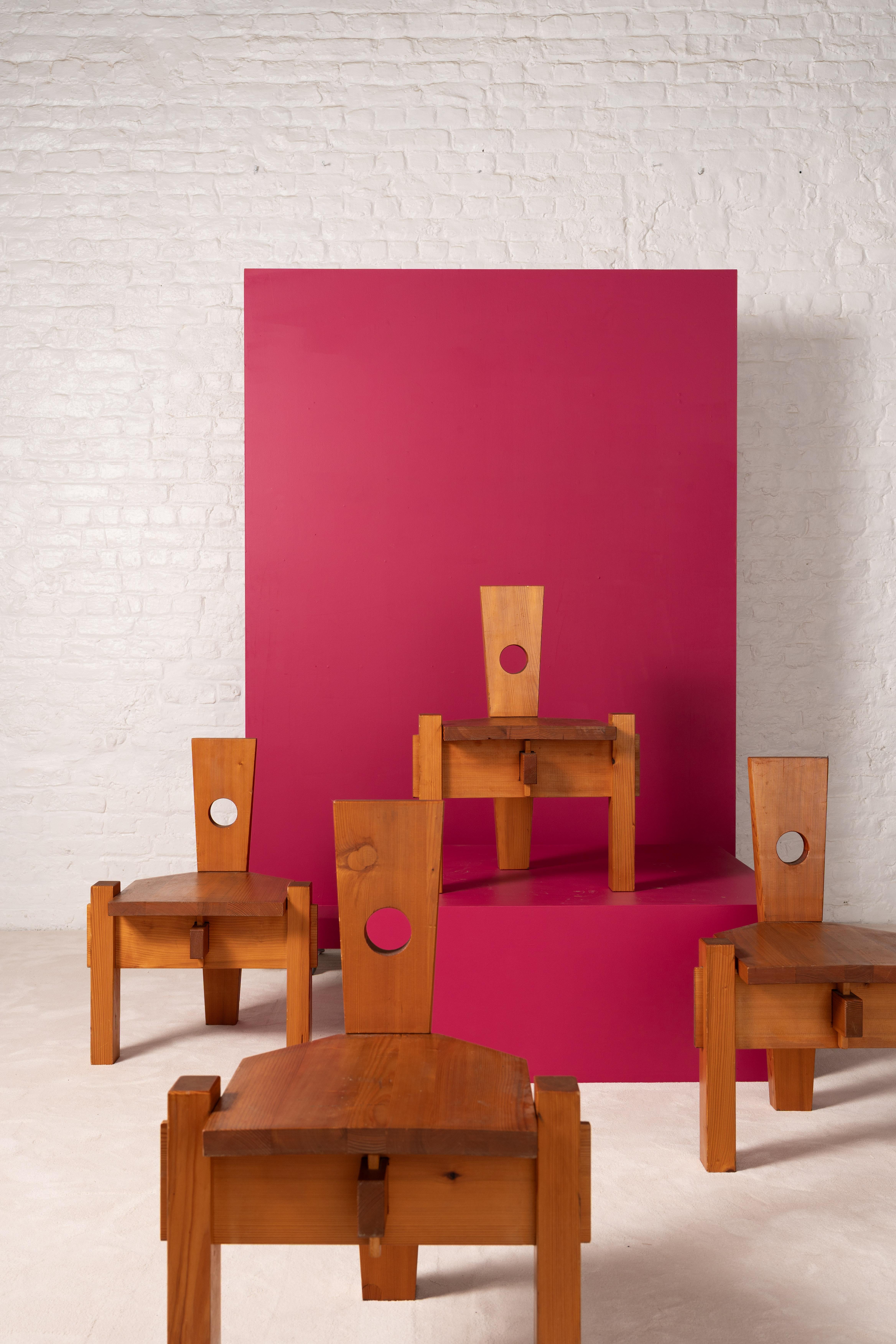 Conjunto de cuatro sillas modernistas de pino. Este set de los años 60 dará un toque único a tu interior. Las sillas apenas se utilizaban, y los asientos se habían 