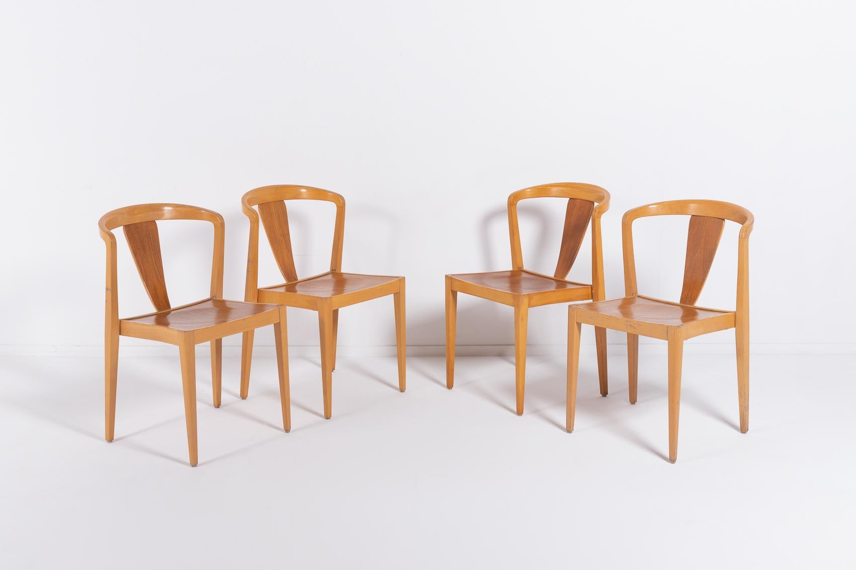 Chaises élégantes conçues par Axel Larsson dans les années 1960 pour Bodafors. Les chaises ont un cadre en érable verni avec une assise et un dossier en placage de bois. Joli design scandinave avec des courbes étonnantes.

Condit
Bon, usure due à