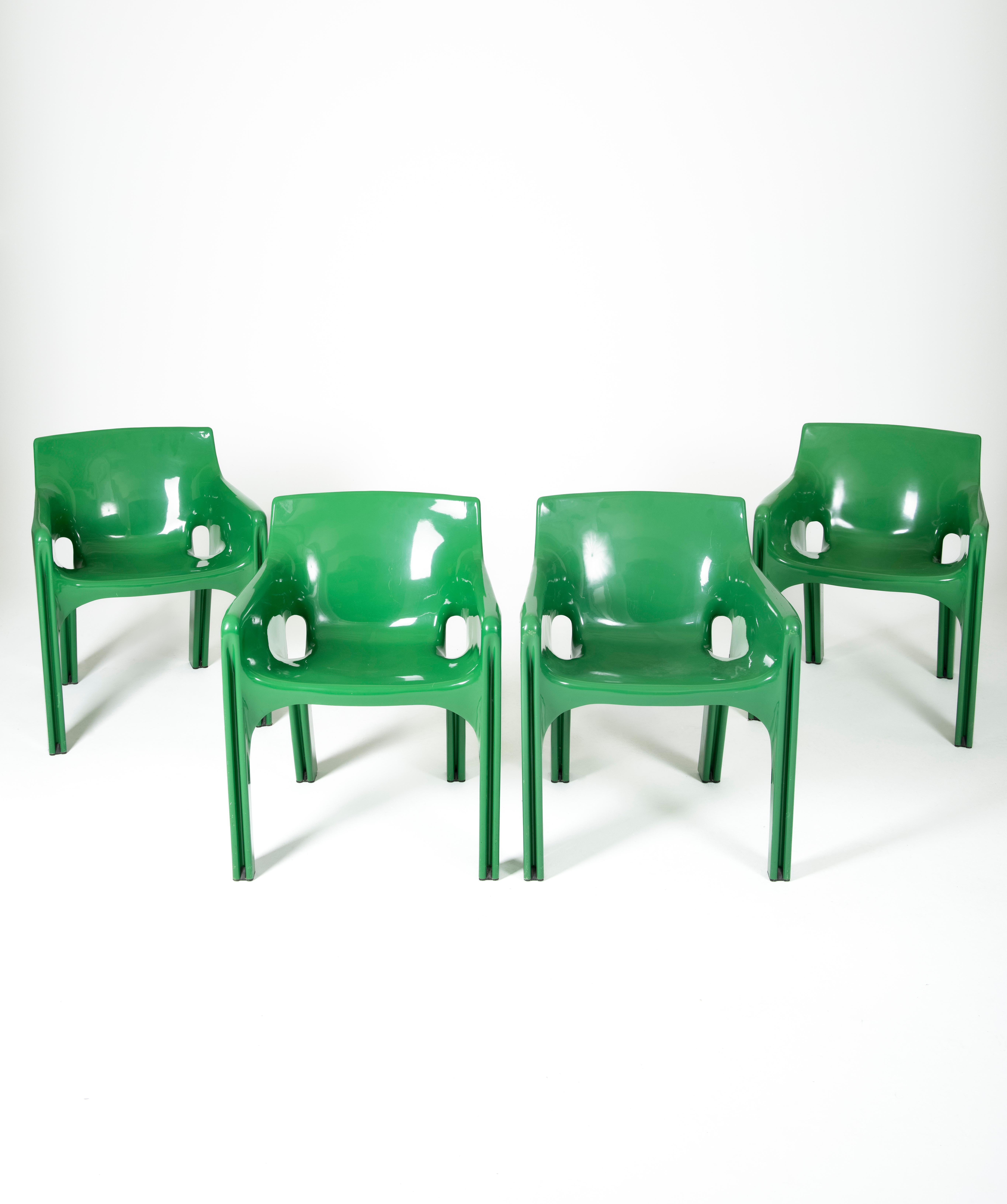 Set of 4 chairs model Gaudi designed by Vico Magistretti. Manufactured in the 1970s in Italy by Artemide. In molded plastic. Very good vintage condition. Stamp present.