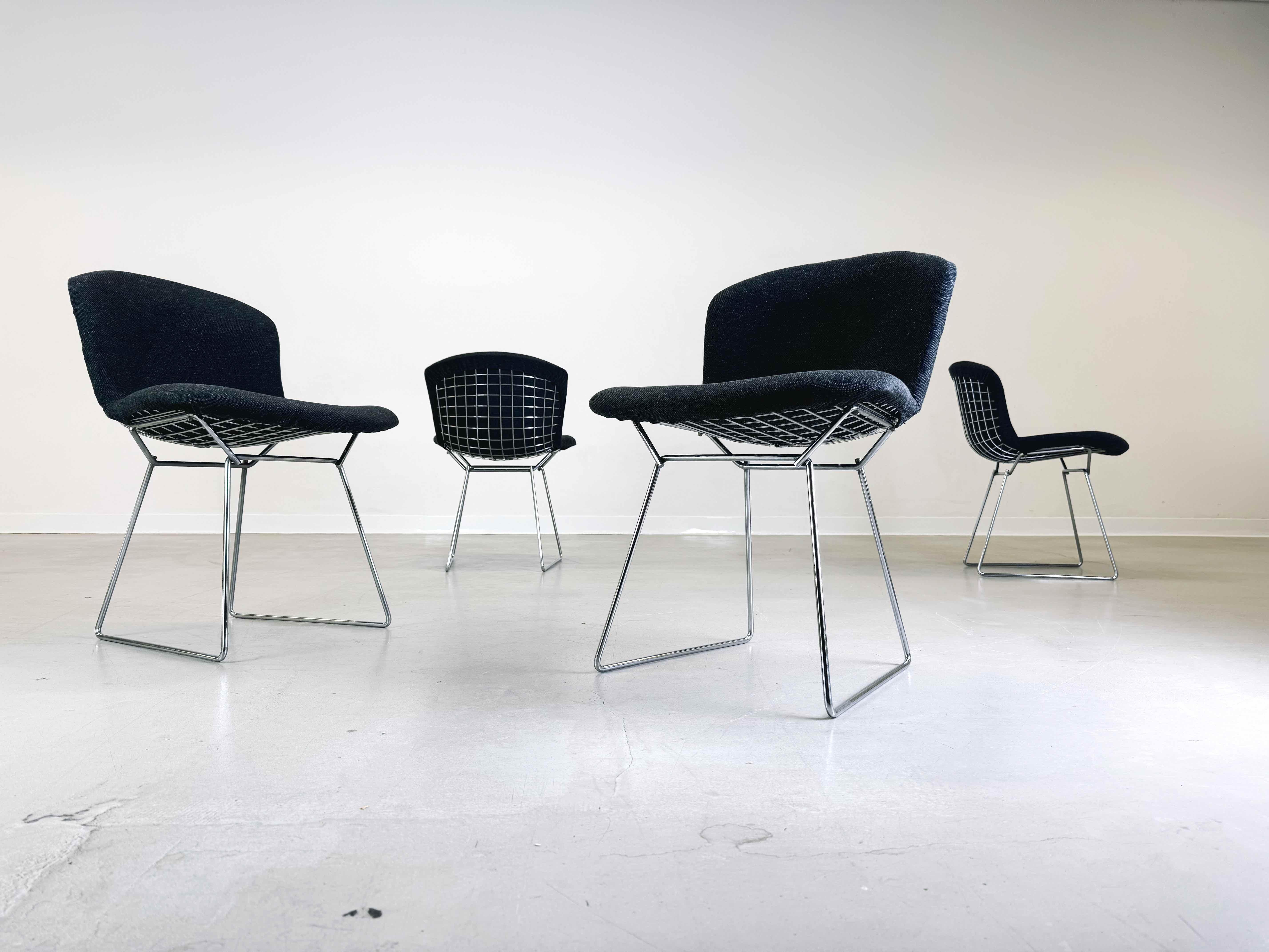 Mettiamo in vendita un bellissimo set di 4 sedie imbottite di Knoll International degli anni Ottanta. Il design è opera di Harry Bertoia ed è caratterizzato da un'eleganza funzionale e dalla caratteristica struttura a filo. Bertoia, un designer