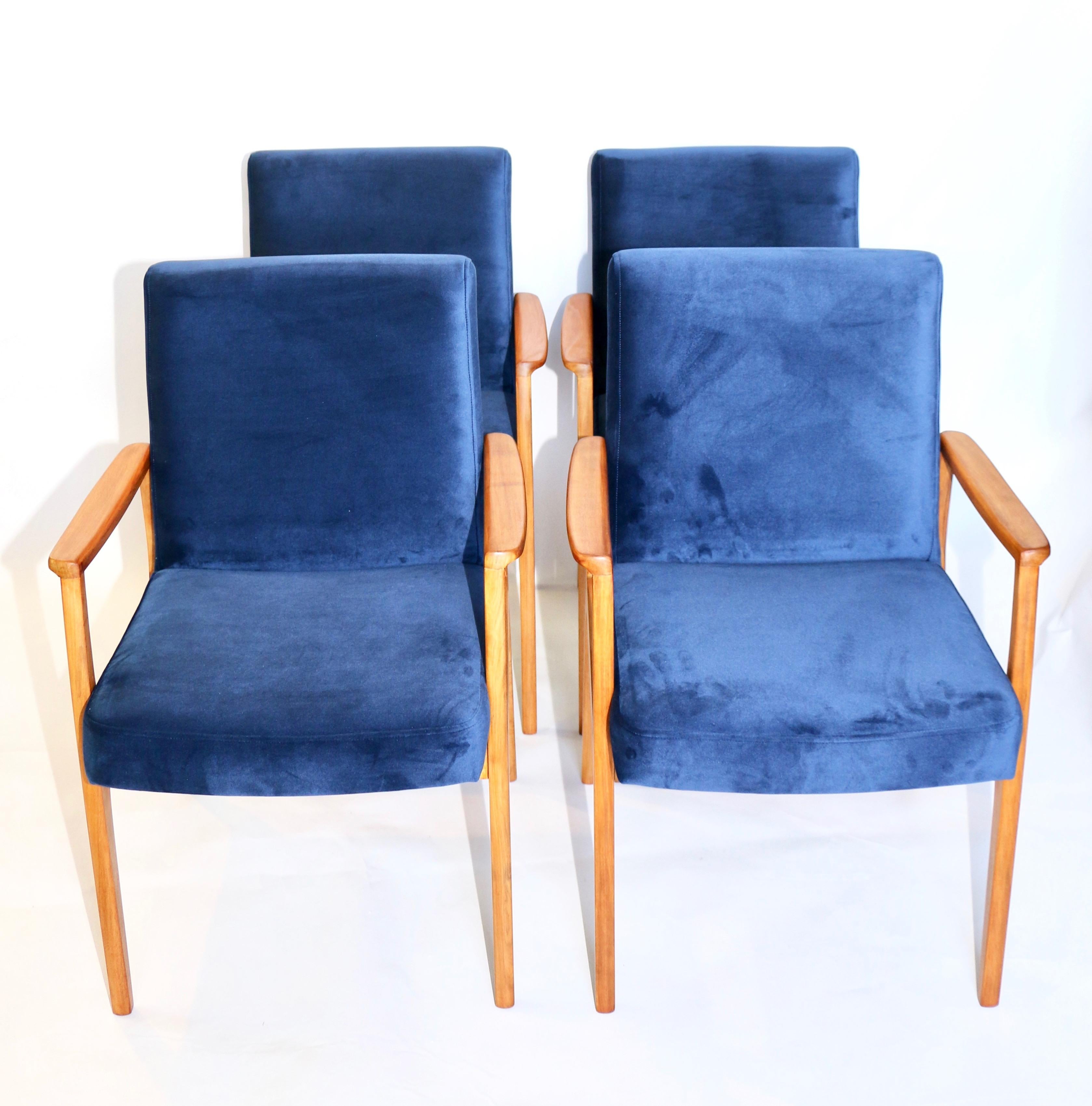 Set of 4 chairs in blue velvet from 1980s, new upholstery covered with velvet fabric in fashionable blue color, finished with wooden chair cushion. Wooden elements in natural American oak color. Perfect condition.

Dimension: H 88 x W 60 x D 55.