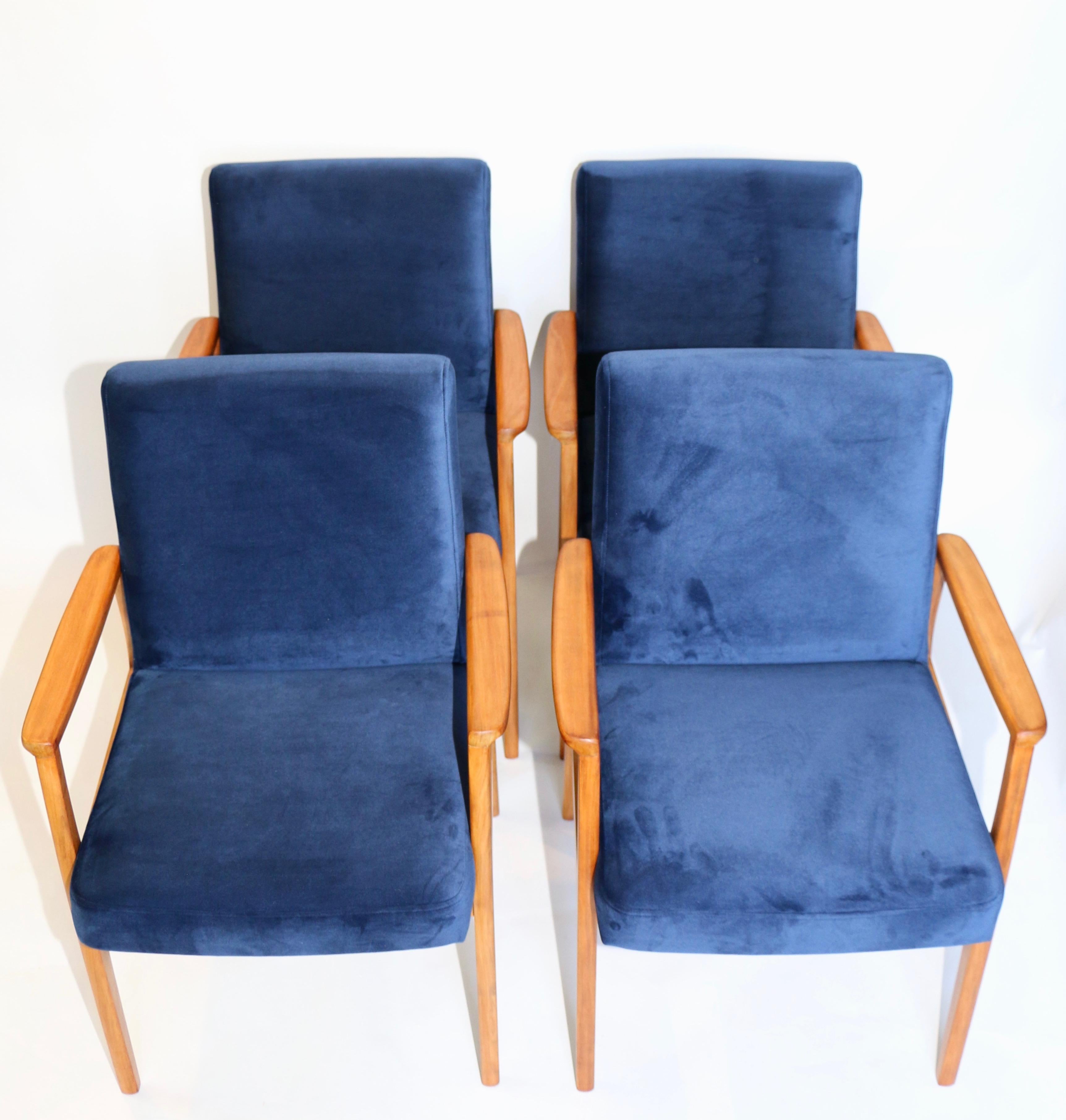 Mid-Century Modern Set of 4 Chairs in Blue Velvet from 20th Century