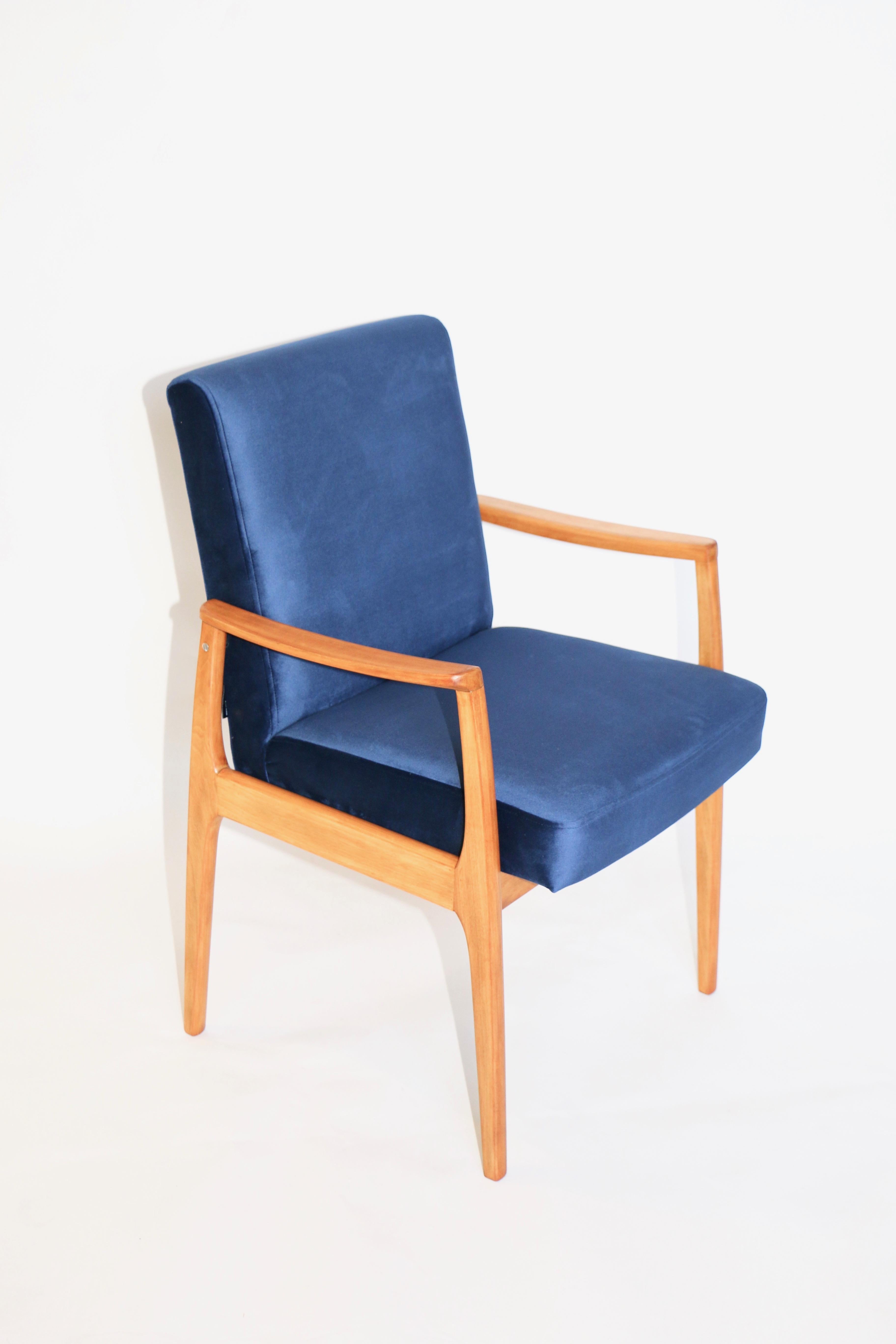Set of 4 Chairs in Blue Velvet from 20th Century In Excellent Condition In Wroclaw, PL