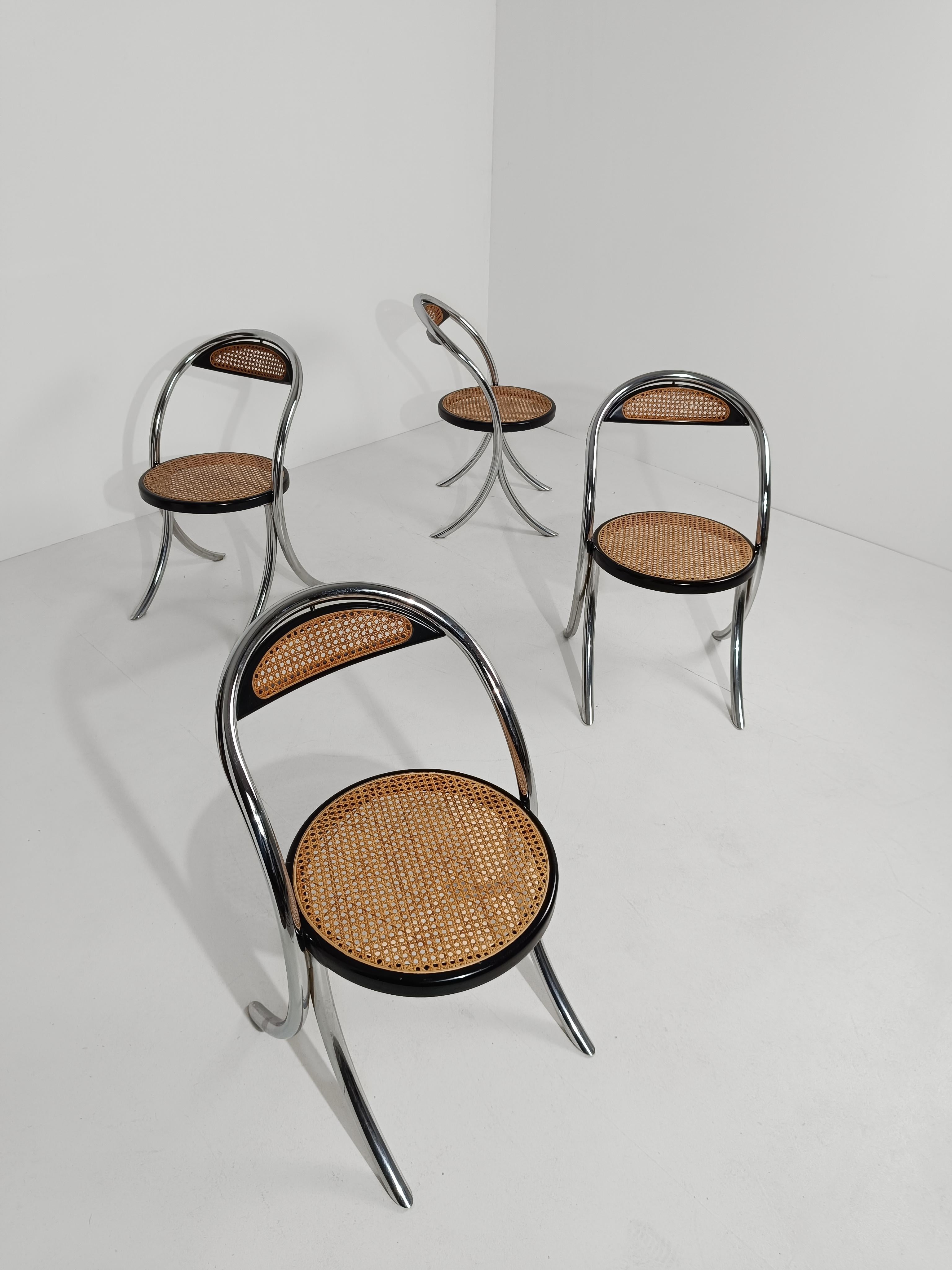 Ti propongo in vendita un set di 4 sedie realizzate in Italia negli anni '70 e il cui stile richiama la produzione di mobili disegnati da Giotto Stppino.
La struttura ha un'insolita forma sinuosa e curvilinea, realizzata in tubi d'acciaio cromato