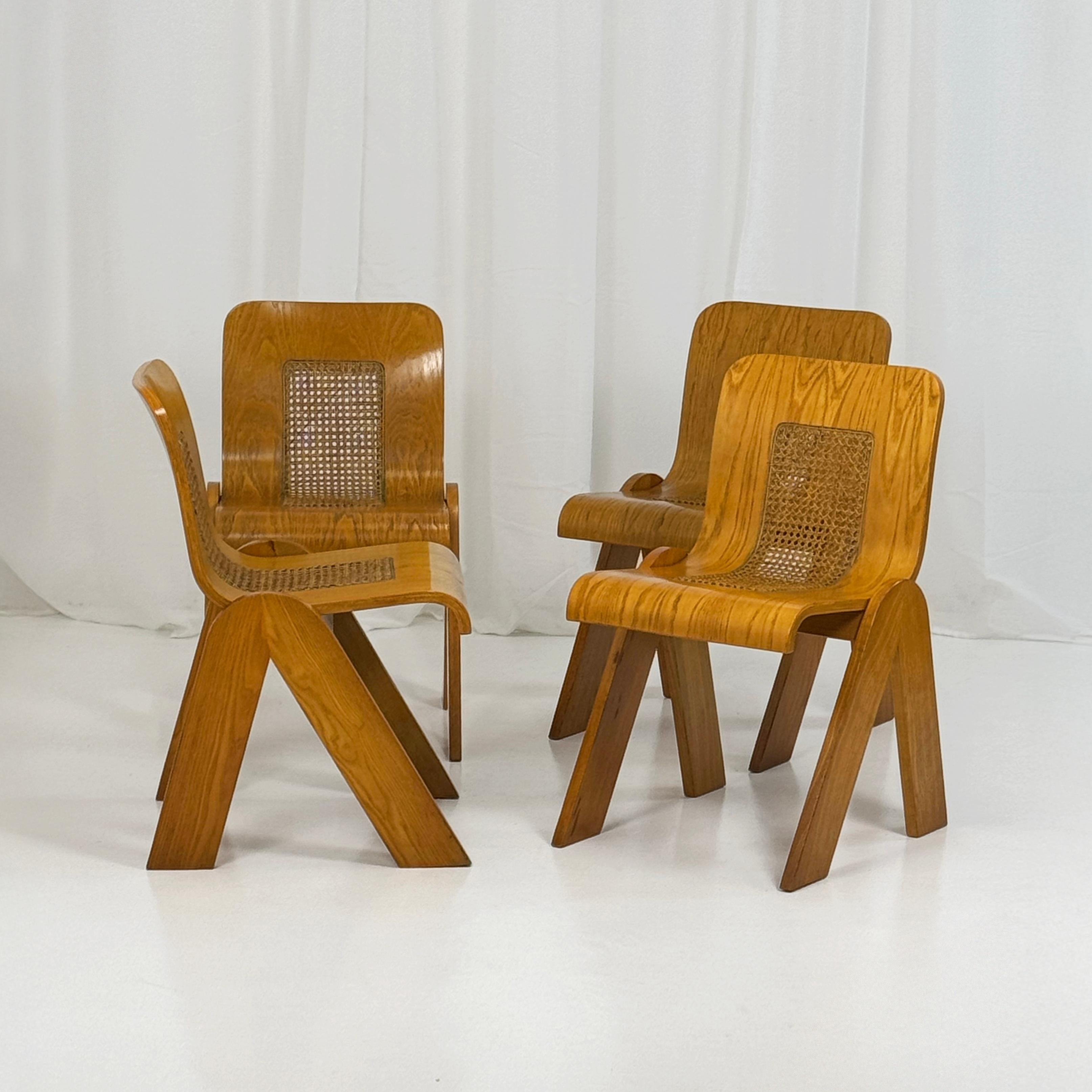 Set of 4 dining chairs in curved plywood by Gigi Sabadin for Stilwood, Italy, 1970s.
Embrace the charm of mid-century Italian design with this elegant set of Gigi Sabadin dining chairs for Stilwood, circa 1970s. Crafted from gracefully curved