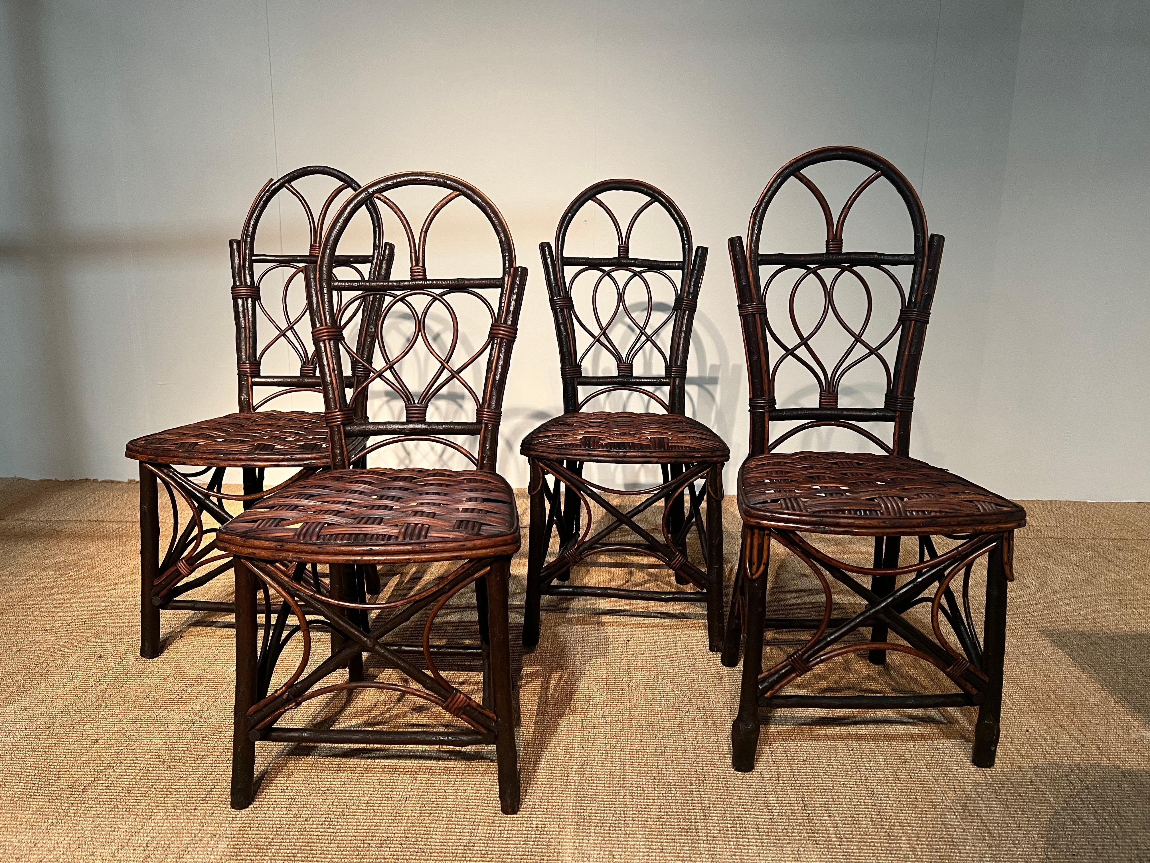 Questo set di quattro sedie, realizzate con ramoscelli di nocciolo, è una vera e propria testimonianza della maestria e dell'artigianato della Francia di fine Ottocento. Ogni sedia mostra l'intricato intreccio di sottili rami di nocciolo, abilmente
