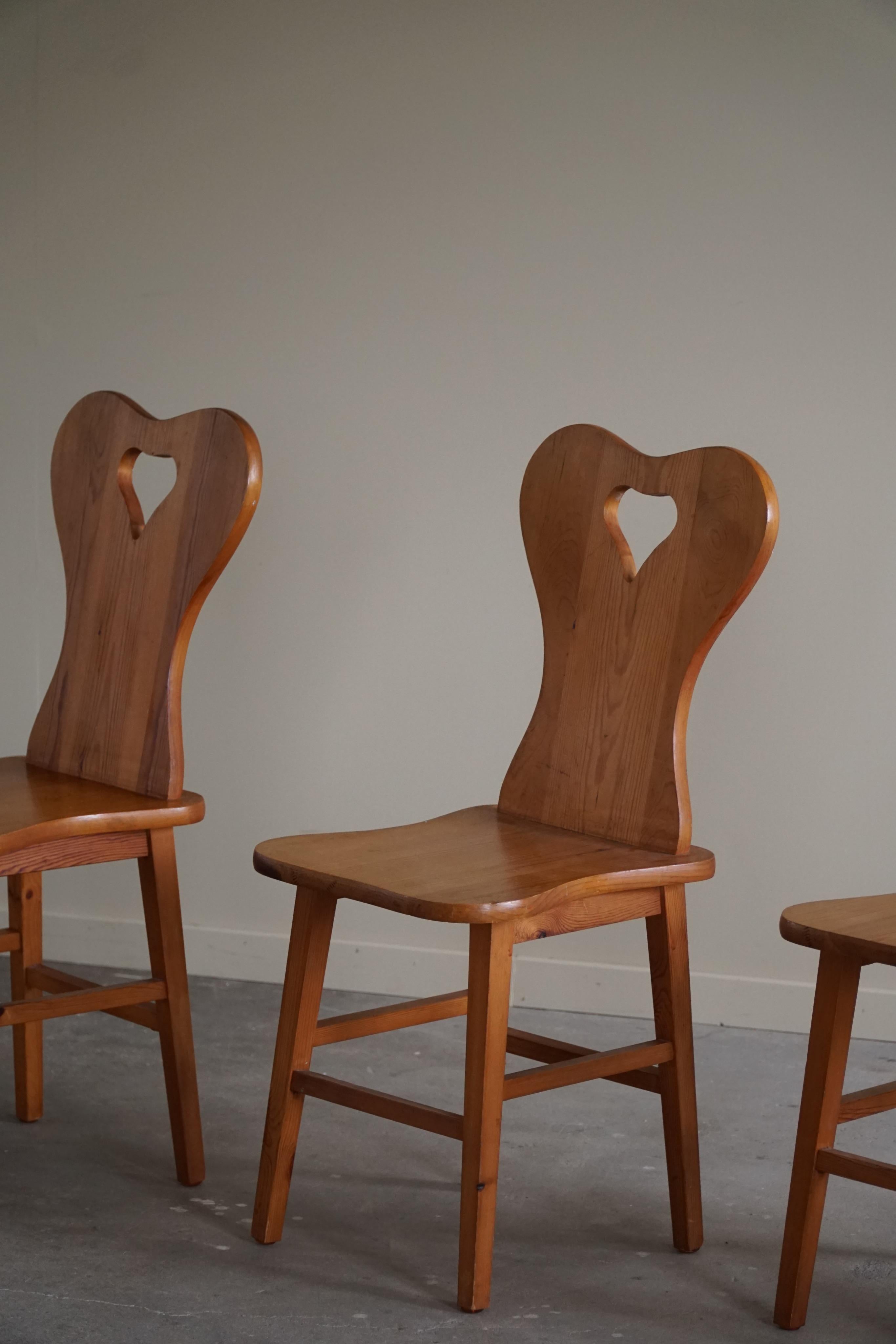 Juego de 4 sillas de pino, de un ebanista sueco, moderno escandinavo, años 60 en venta 1