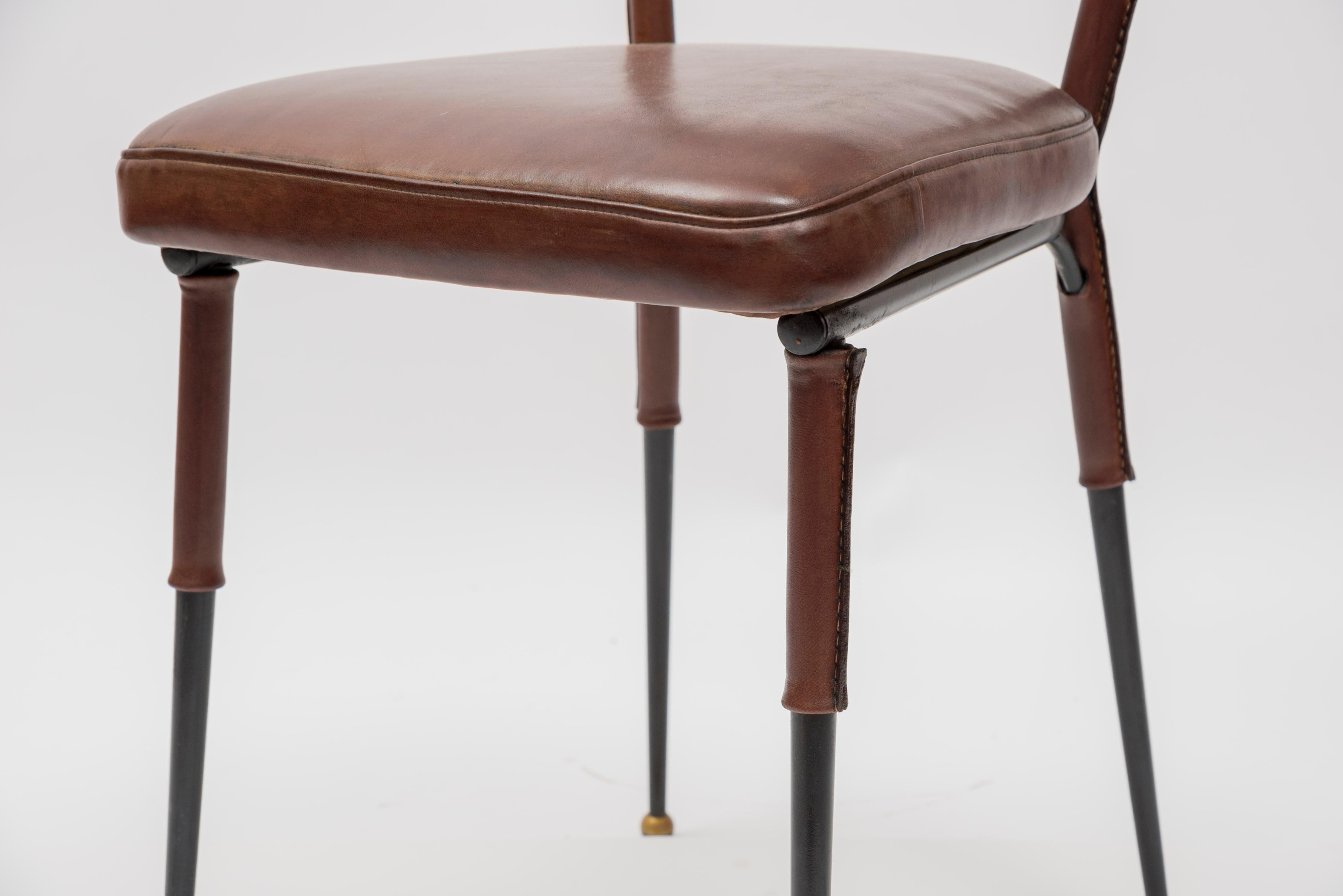 Français Ensemble de 4 chaises en cuir surpiqué par Jacques Adnet en vente