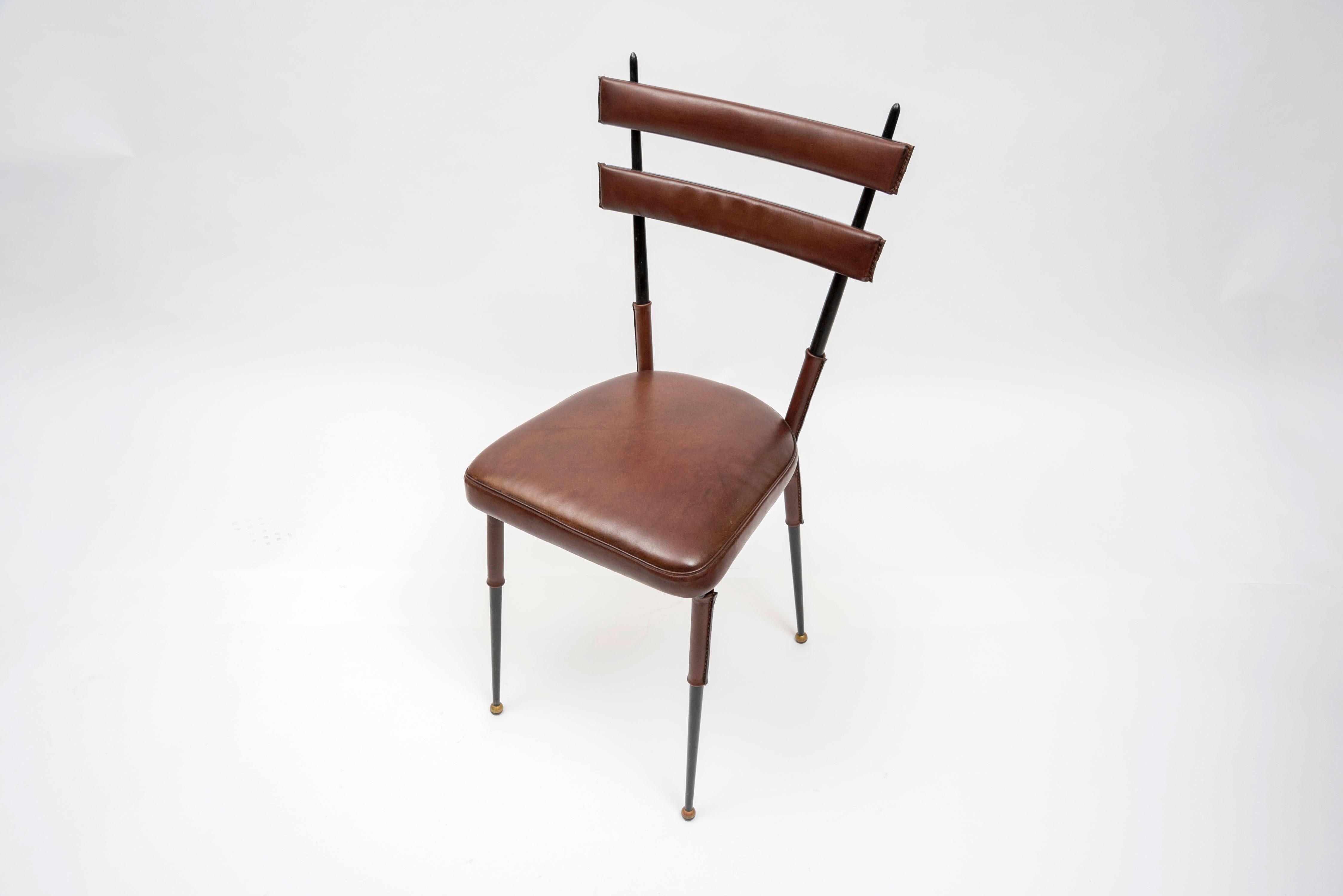 Milieu du XXe siècle Ensemble de 4 chaises en cuir surpiqué par Jacques Adnet en vente