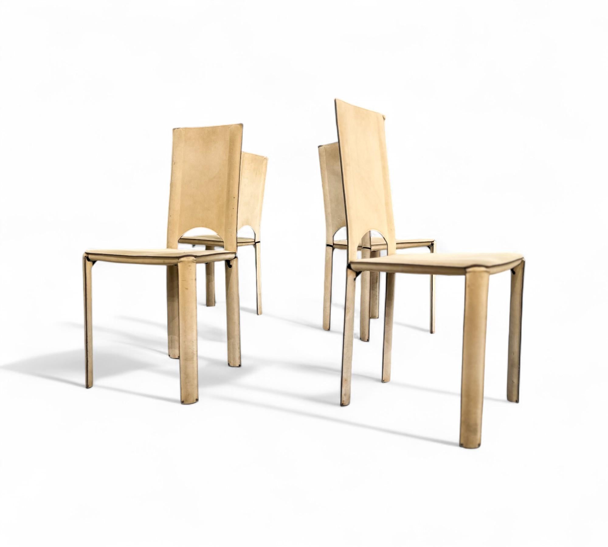 Questo set di quattro sedie da pranzo, realizzate in pelle bianca, emana una straordinaria eleganza. L'imbottitura è realizzata in modo meticoloso con parti in pelle, lavorate manualmente e cucite in un unico pezzo, inserite in una struttura