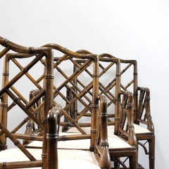 Juego de 4 sillas de madera torneada simulando bambú con tapicería de chenilla marfil