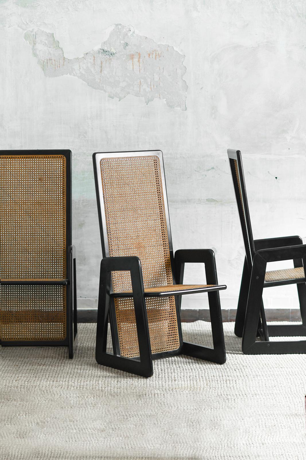 Set di 4 sedie in paglia di Wood e legno laccato nero, anni '70 In condizioni buone in vendita a Roma, RM