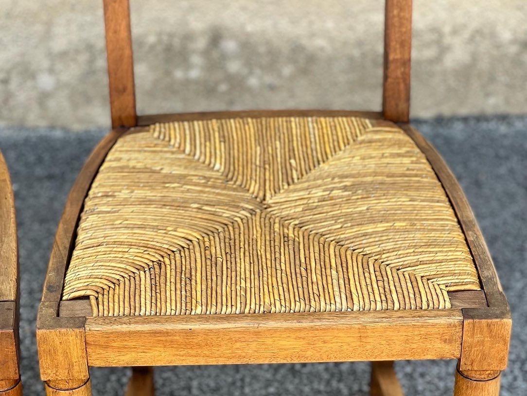 Ensemble de 4 chaises en noyer et paille dans le goût de Victor Courtray. 
Sièges de paille en bon état. 
Structure en bois tourné en noyer.