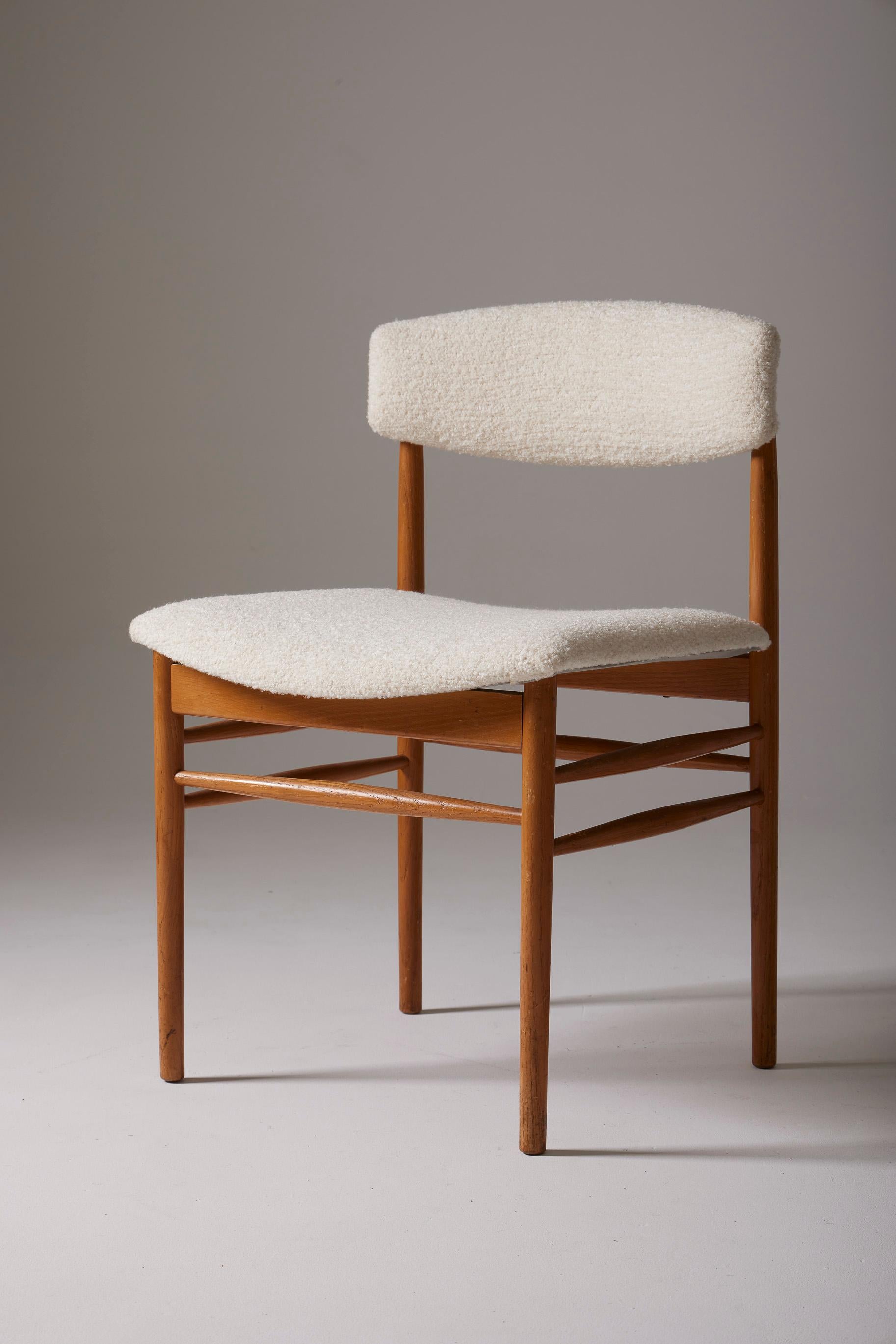  Ensemble de 4 chaises de style scandinave, l'assise et le dossier ont été retapissés avec un tissu bouclé blanc de haute qualité et une structure en bois. En très bon état.
DV219