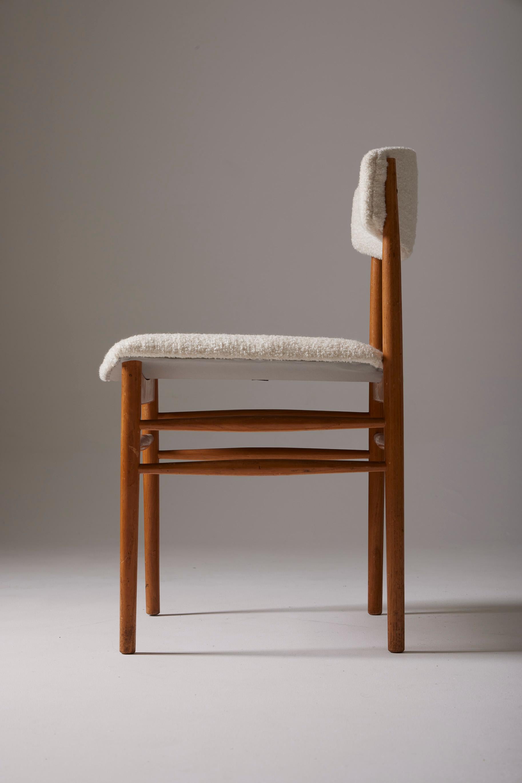 20ième siècle  Ensemble de 4 chaises en bois et bouclette en vente