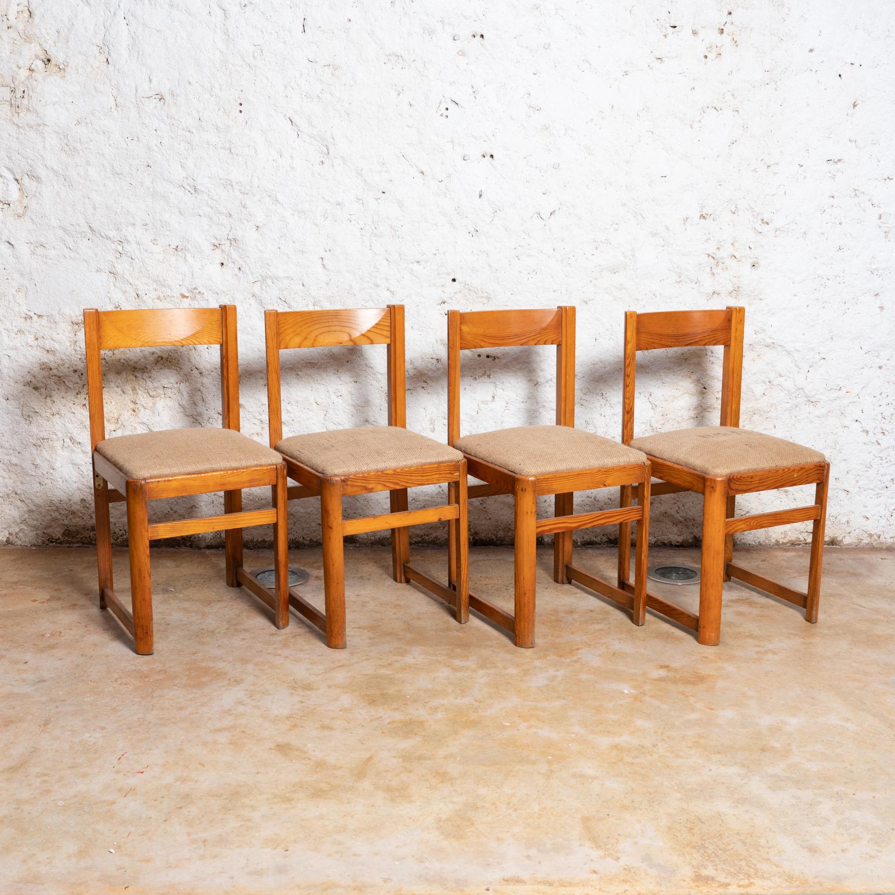Set of 4 'Aran' chairs designed by Jordi Vilanova, circa 1960.

In original condition, with some visible signs of previous use and age, preserving a beautiful patina.

Materials:
Wood.


 