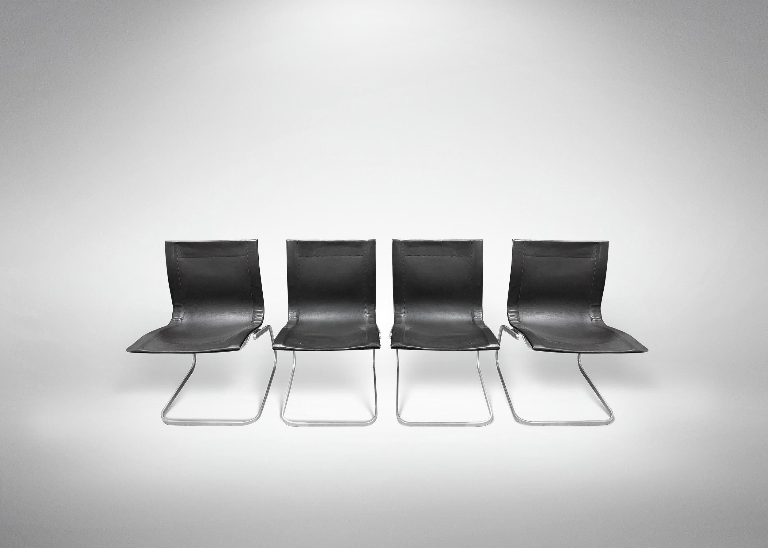 Quatre chaises avec structure métallique et revêtement en cuir, modèle 'Lia', conçues par Claudio Salocchi.

Marque d'origine. Légers défauts. Prod. Sormani, Italie, vers 1960.

81x 49 x 53 cm.

Bonnes conditions. 