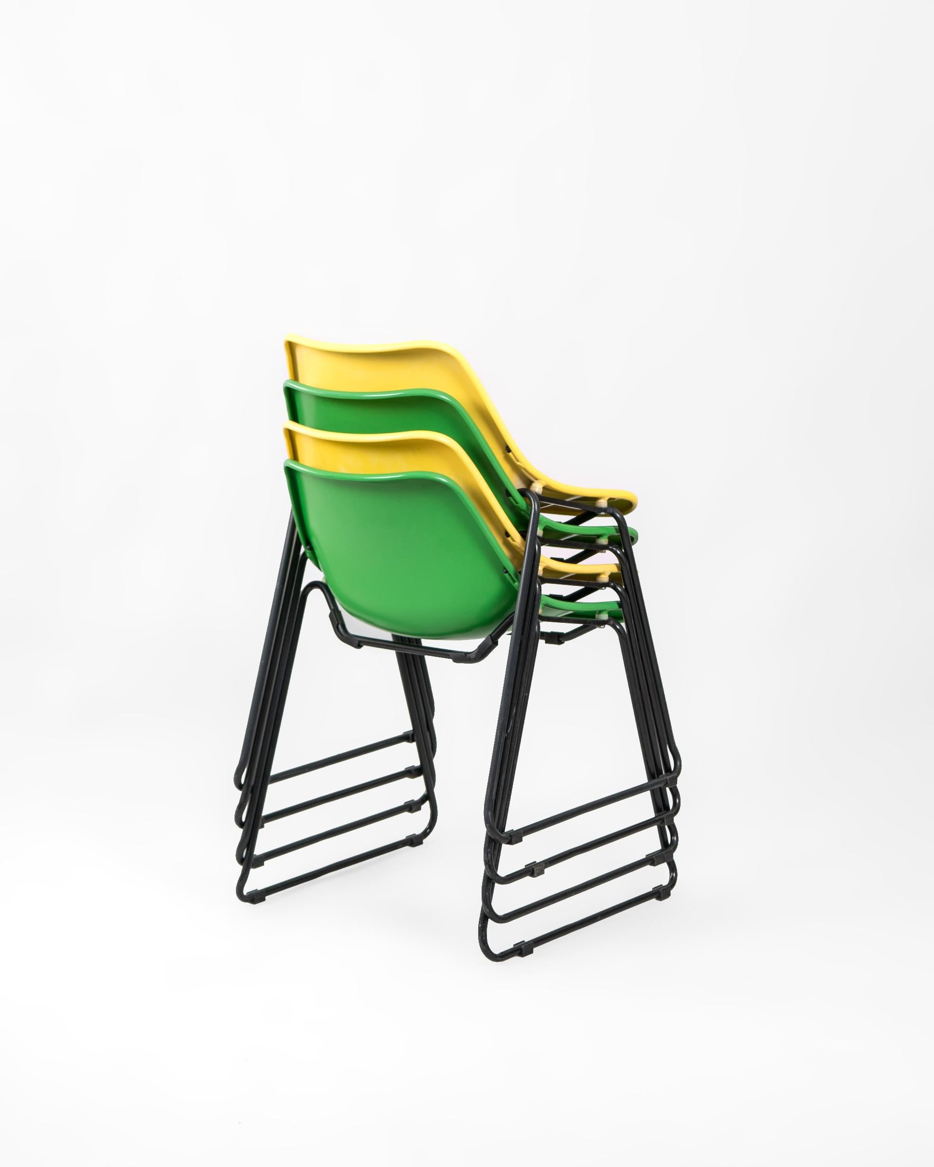 Conjunto de cuatro sillas de hierro apilables de origen francés. Divertida y ergonómica sillería lacada en amarillo y verde con patas horquilla negras.

Se encuentran en muy buen estado de conservación, presentando leves marcas en la pintura