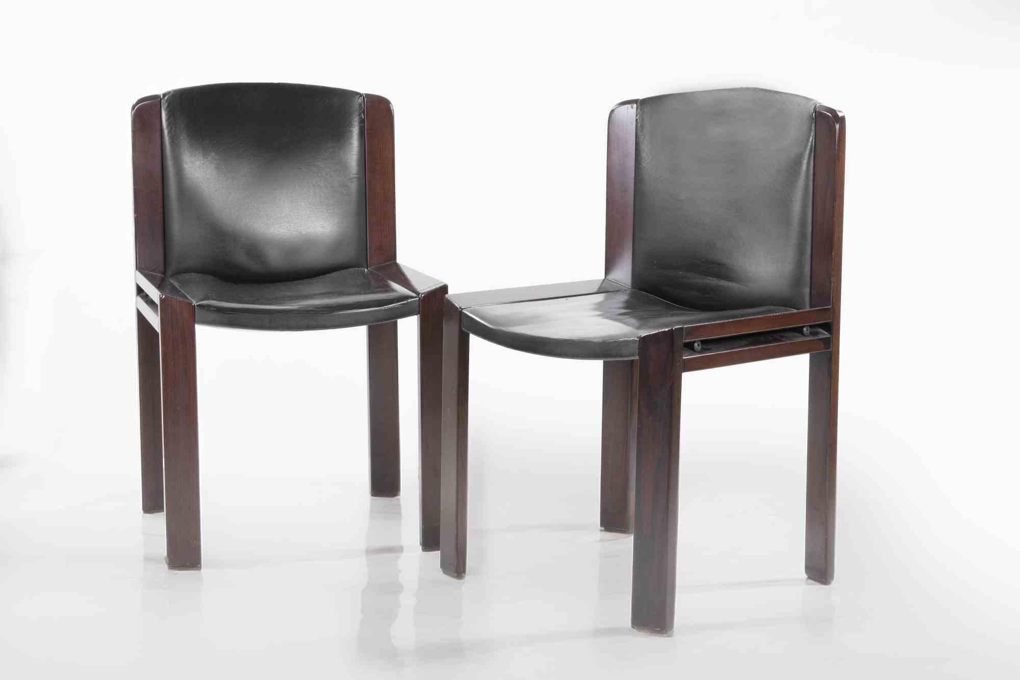 Huit chaises 300 réalisées par Joe Colombo pour Pozzi, Italie, en 1966.

Bois de chêne et cuir noir.

Réf : I+I Colombo. Joe Colombo 1930-1971, Gianni Colombo 1937-1993, Fagone, p. 165 ; G. Gianni, Repertorio del design italiano 1950-2000 per
