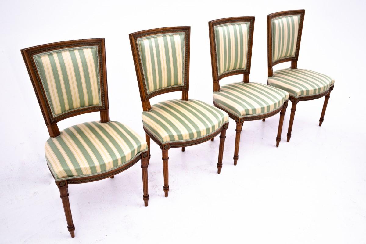 Set of 4 chairs, Sweden, circa 1870.

Very good condition. The upholstery is in original condition.

Wood: walnut

dimensions: height 74 cm seat height 43 cm width 50 cm depth 50 cm
