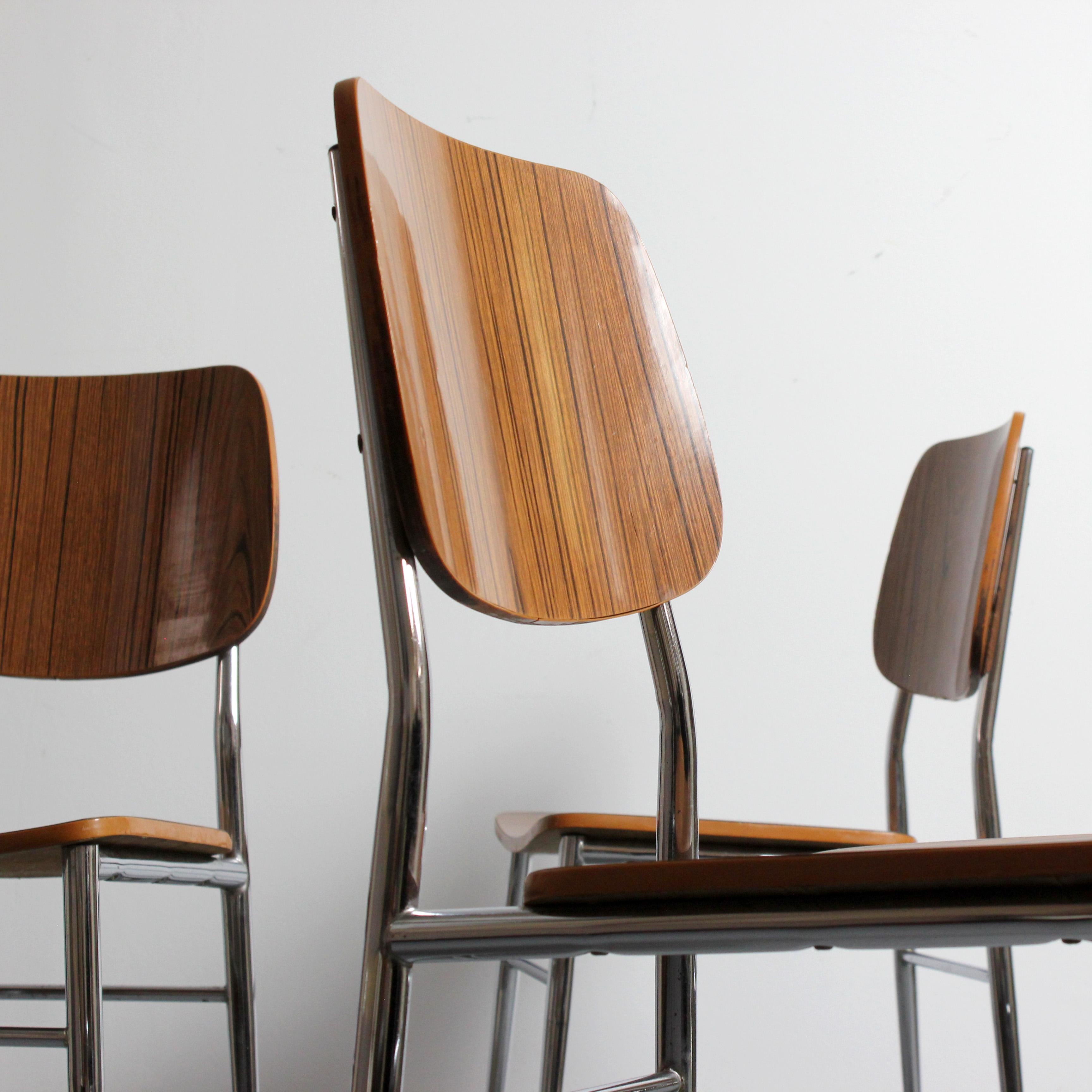 Set of 4 chairs with chromed metal frames and laminated wood seats and backs - en vente 4