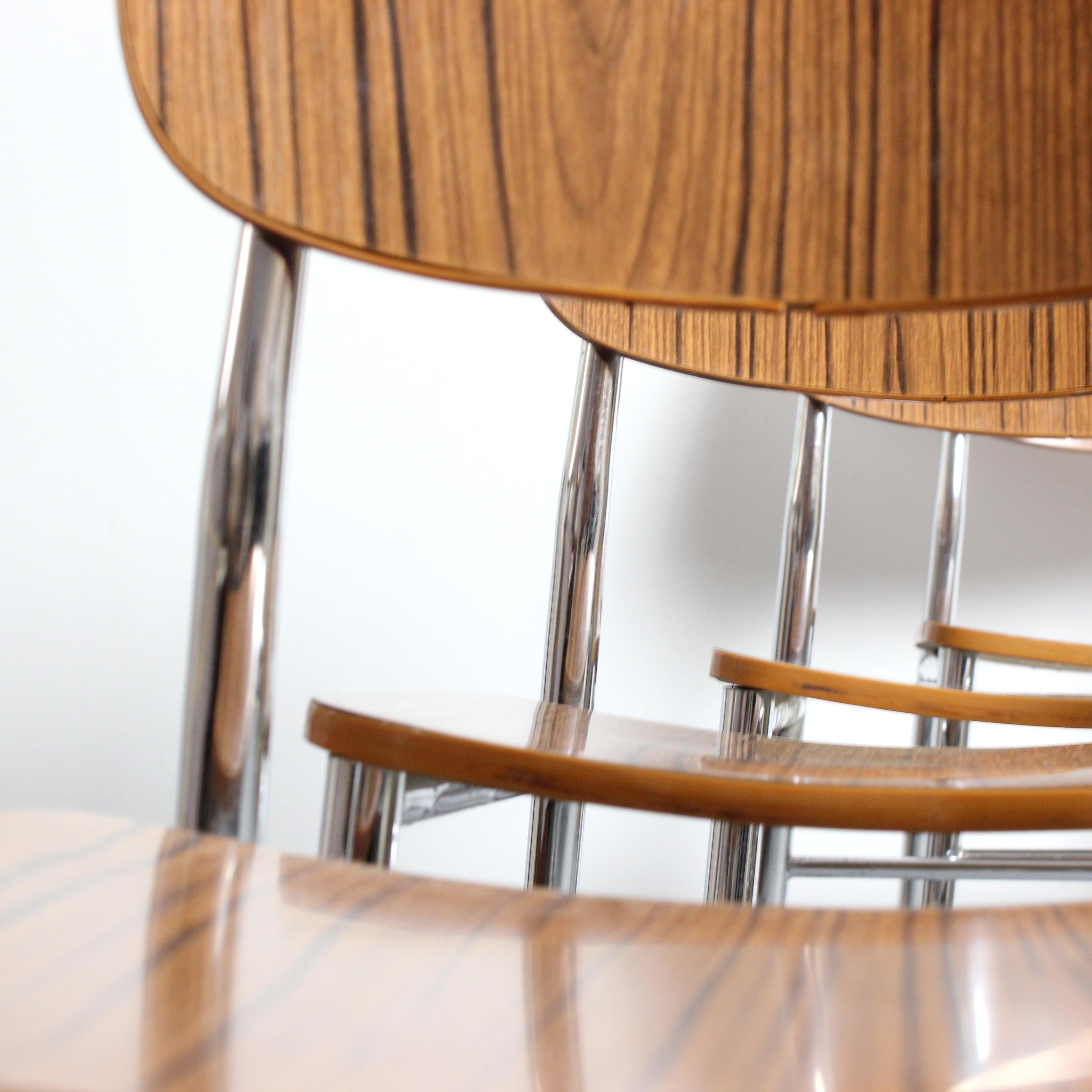 Set of 4 chairs with chromed metal frames and laminated wood seats and backs - en vente 5