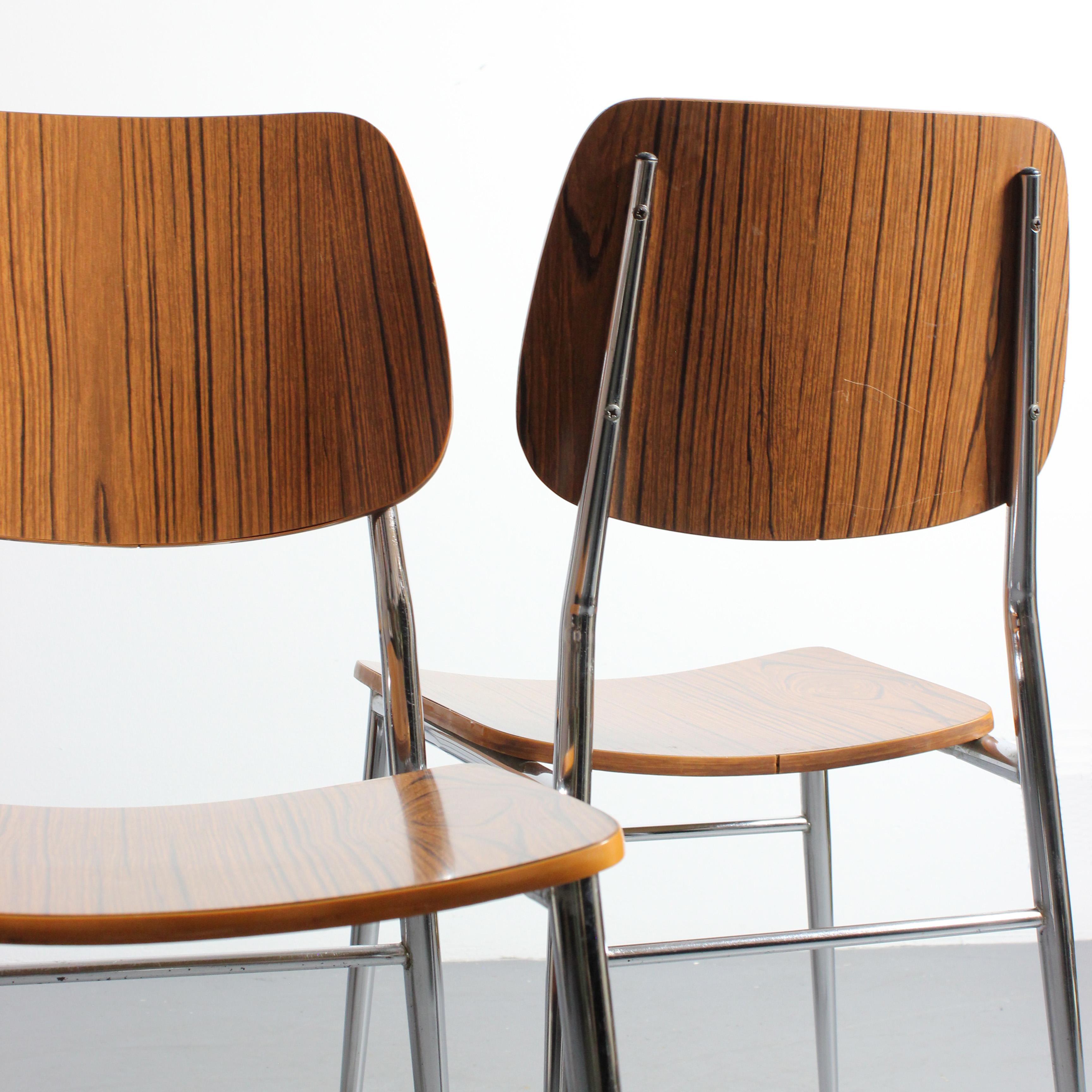Set of 4 chairs with chromed metal frames and laminated wood seats and backs - en vente 6