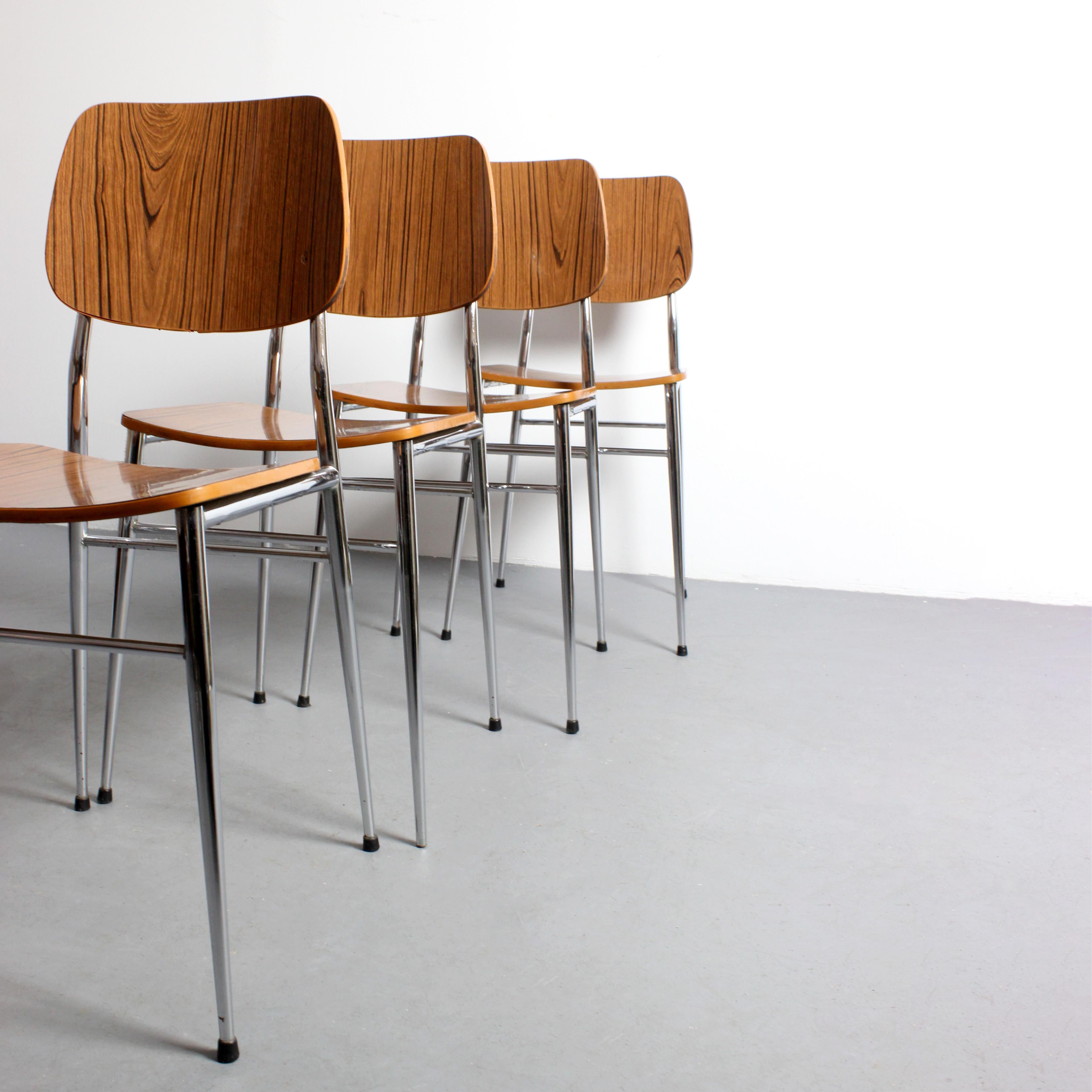 Français Set of 4 chairs with chromed metal frames and laminated wood seats and backs - en vente