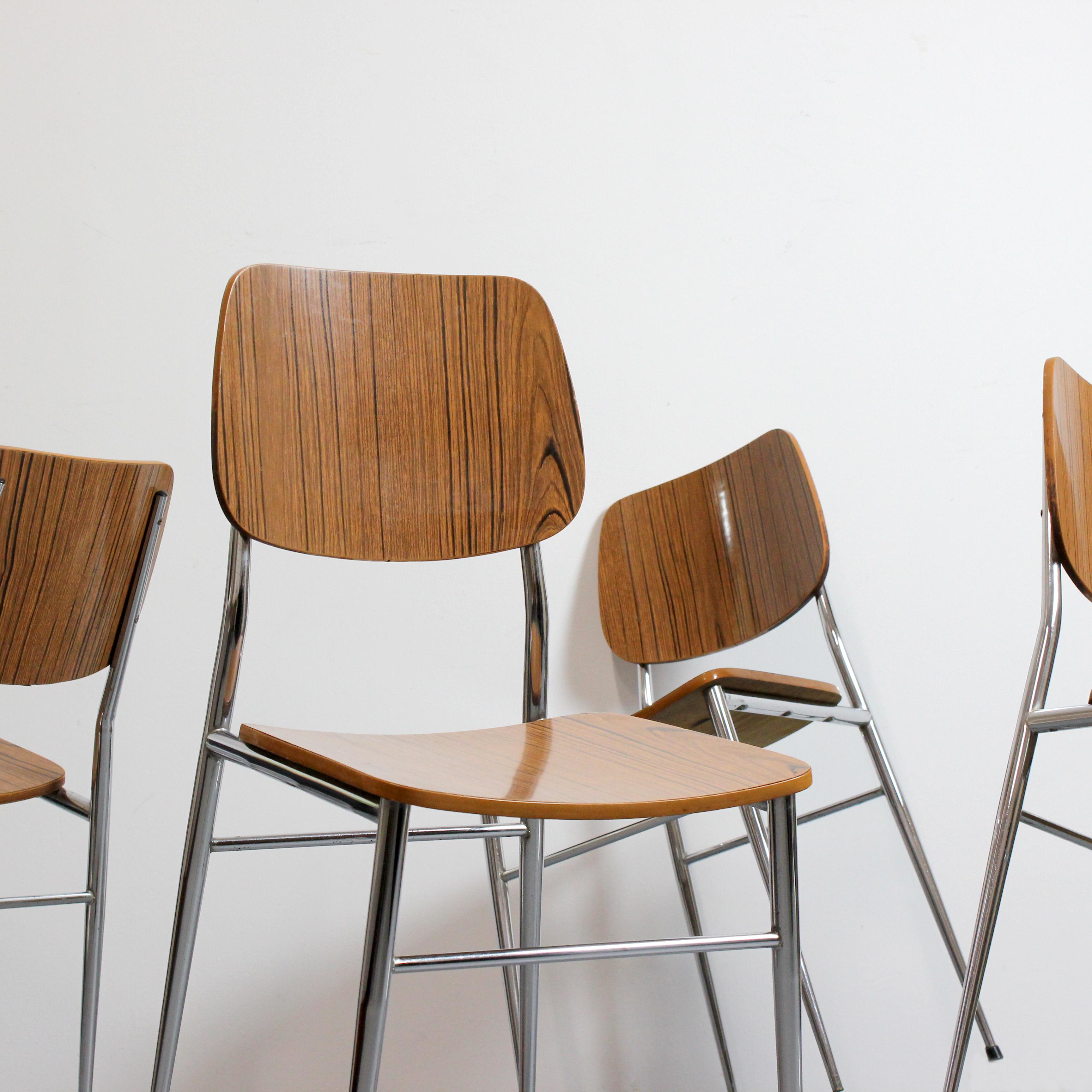 Set of 4 chairs with chromed metal frames and laminated wood seats and backs - Bon état - En vente à Madrid, España