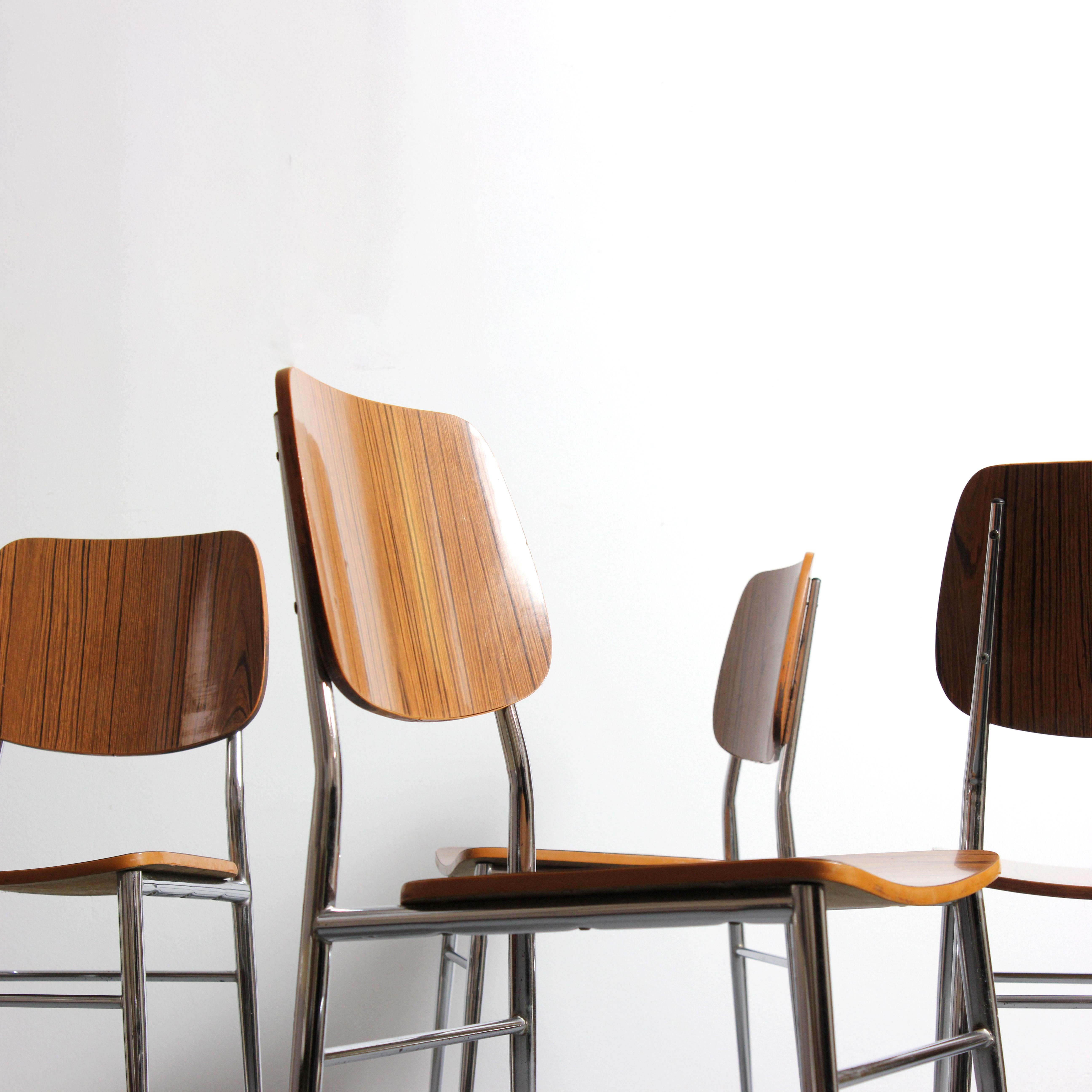 Milieu du XXe siècle Set of 4 chairs with chromed metal frames and laminated wood seats and backs - en vente