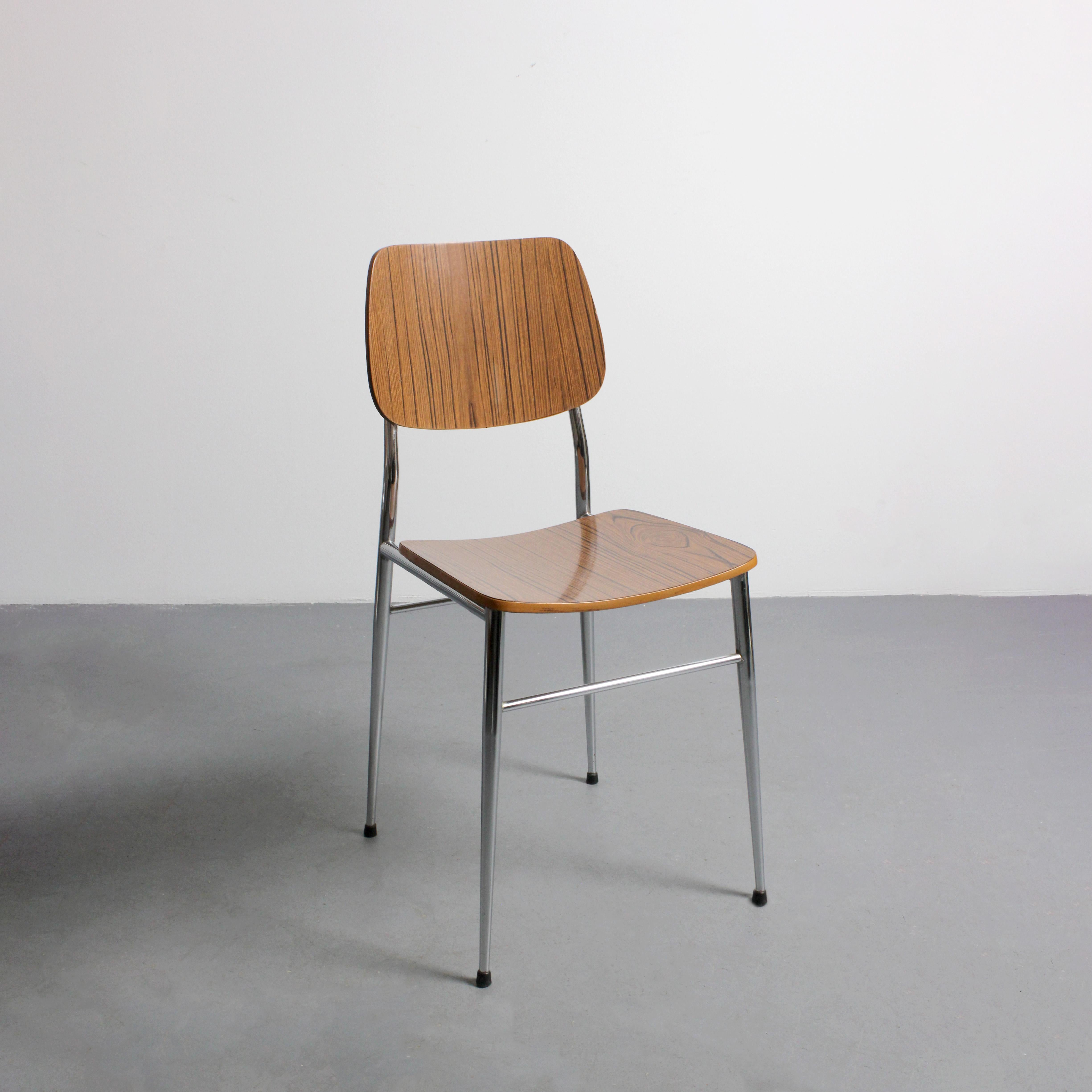 Set of 4 chairs with chromed metal frames and laminated wood seats and backs - en vente 1