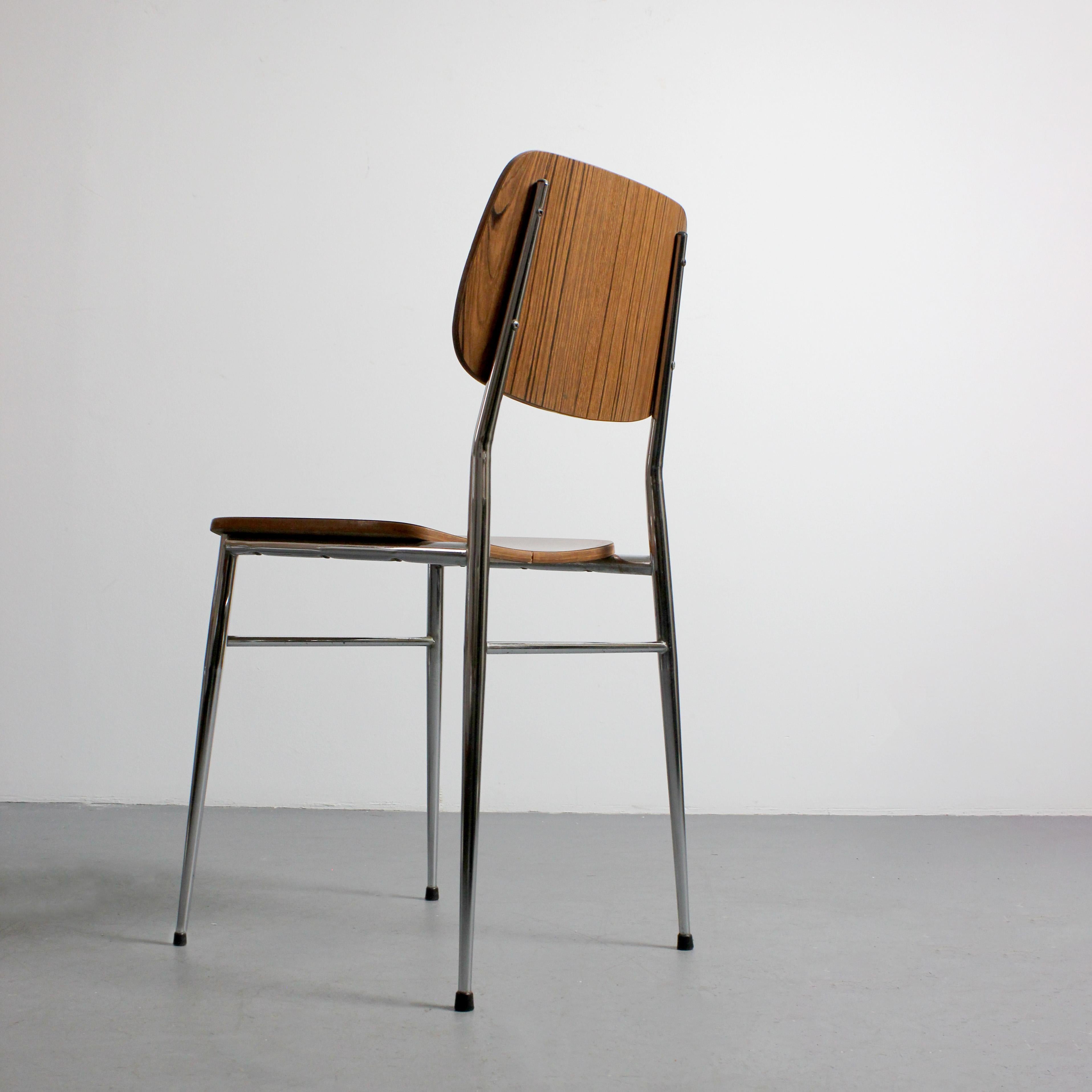 Set of 4 chairs with chromed metal frames and laminated wood seats and backs - en vente 2