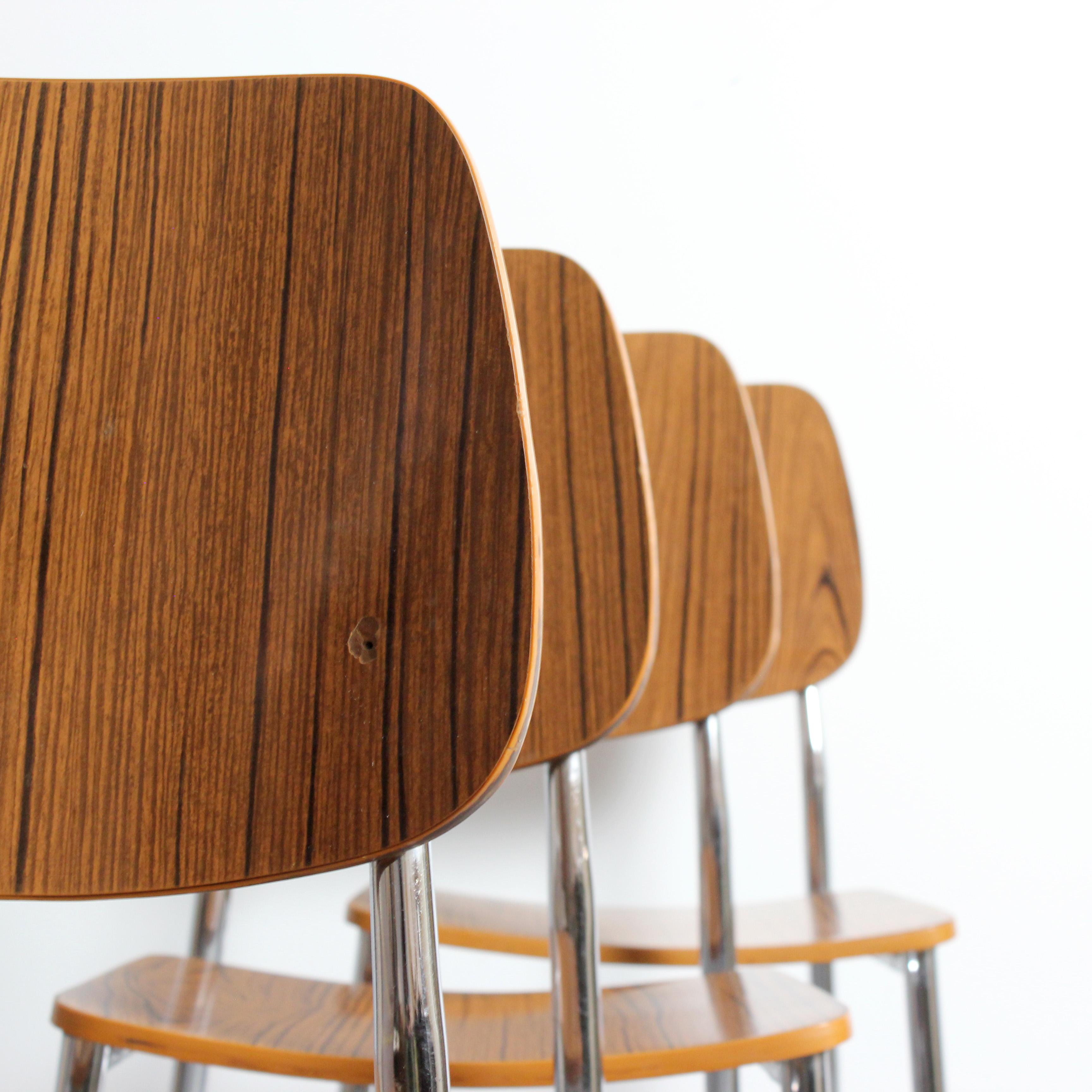 Set of 4 chairs with chromed metal frames and laminated wood seats and backs - en vente 3