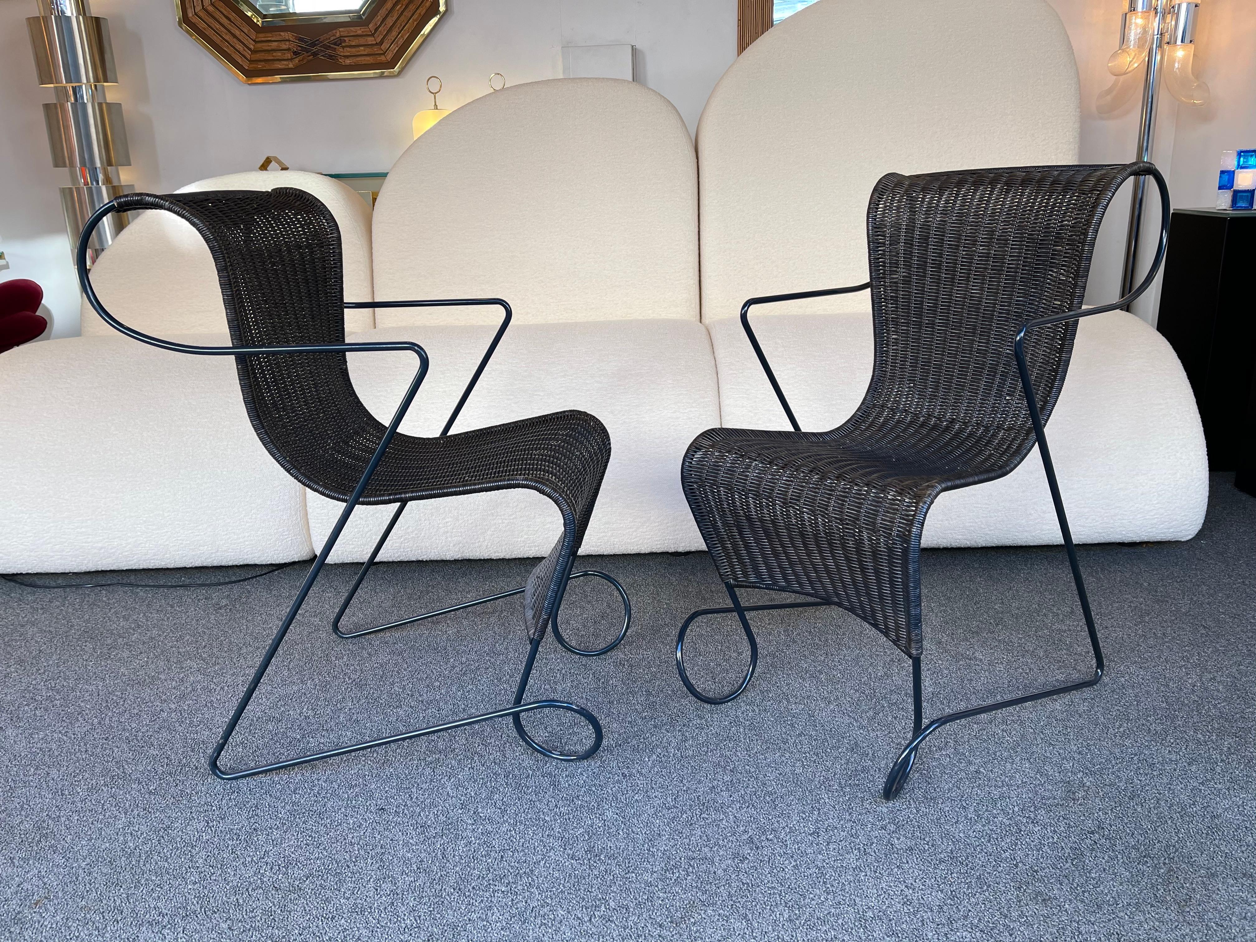 Ensemble de 4 fauteuils de salle à manger modèle Zigo par le designer Ron Arad pour l'éditeur italien Driade en 1993. Métal laqué et rotin. Des designers célèbres comme Gio Ponti, Gianfranco Frattini, Cassina, Osvaldo Borsani, Joe Colombo, Vico