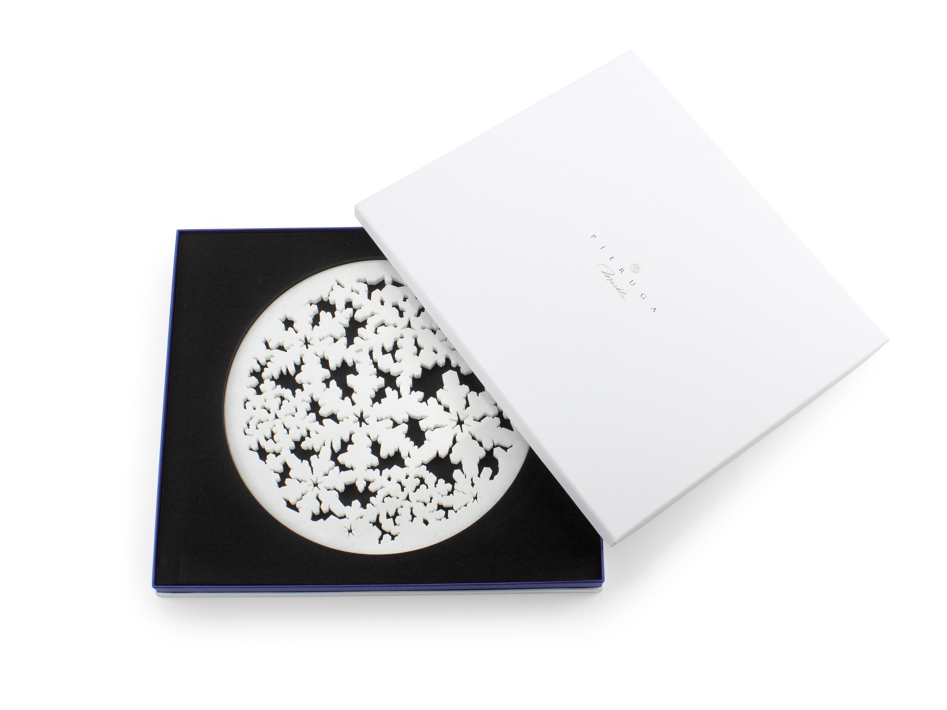 Servierplatten und -teller aus weißem Marmor für die Weihnachtsdekoration, handgefertigt (Handgeschnitzt) im Angebot