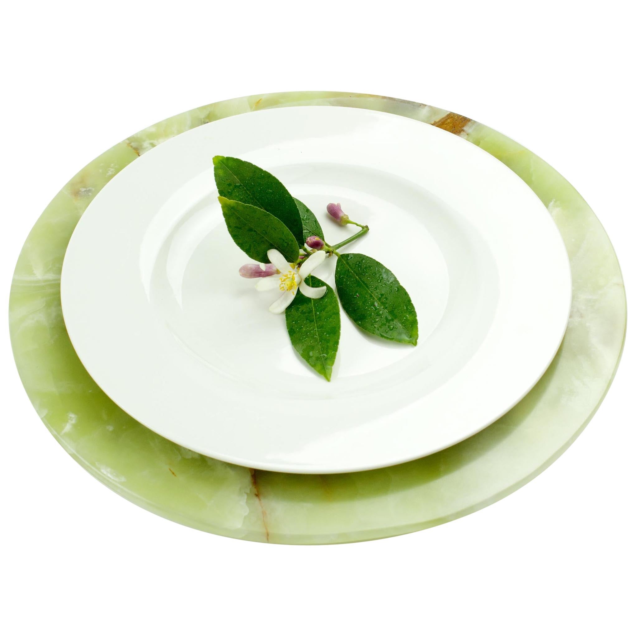 Juego de 4 platos hondos tallados a mano en ónice verde. Uso múltiple como platos de carga, platos, fuentes y colocadores. El acabado pulido subraya la transparencia del ónice convirtiéndolo en un objeto muy preciado. 

Dimensiones: D 33, H 1,9 cm.