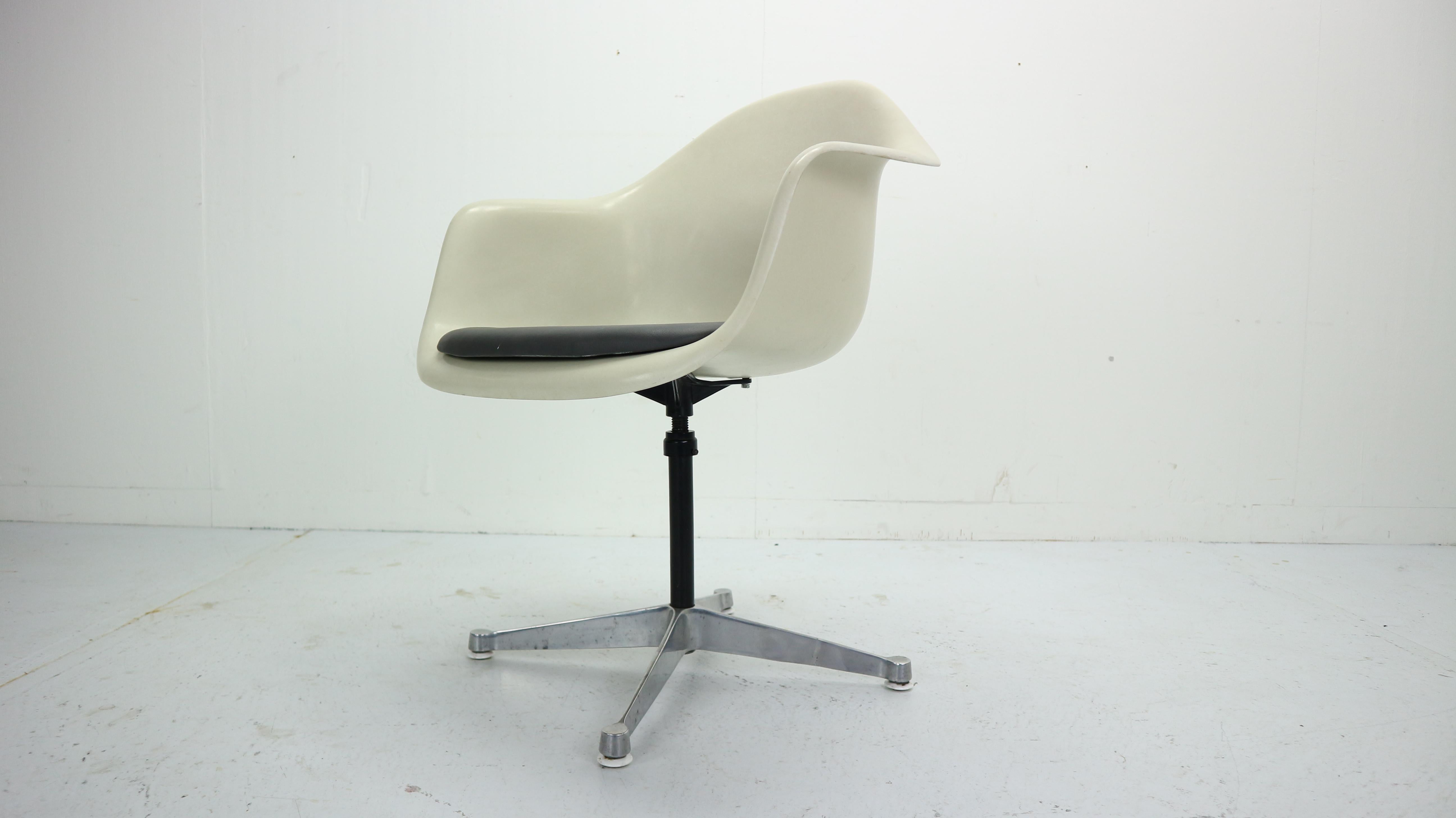 Set of 4 Charles Eames for Herman Miller Bucket Swivel Chairs, 1950s 3