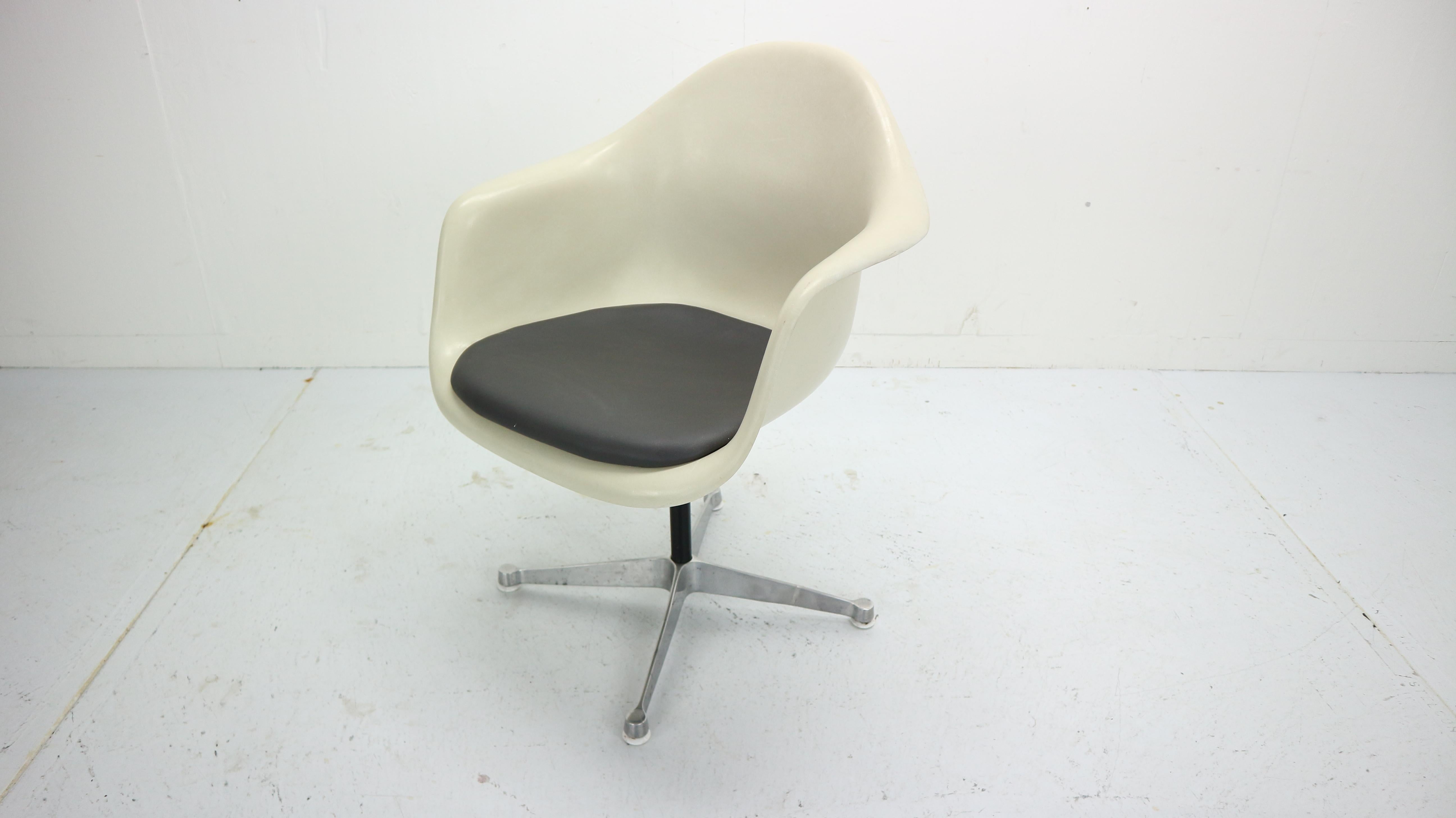 Set of 4 Charles Eames for Herman Miller Bucket Swivel Chairs, 1950s 4