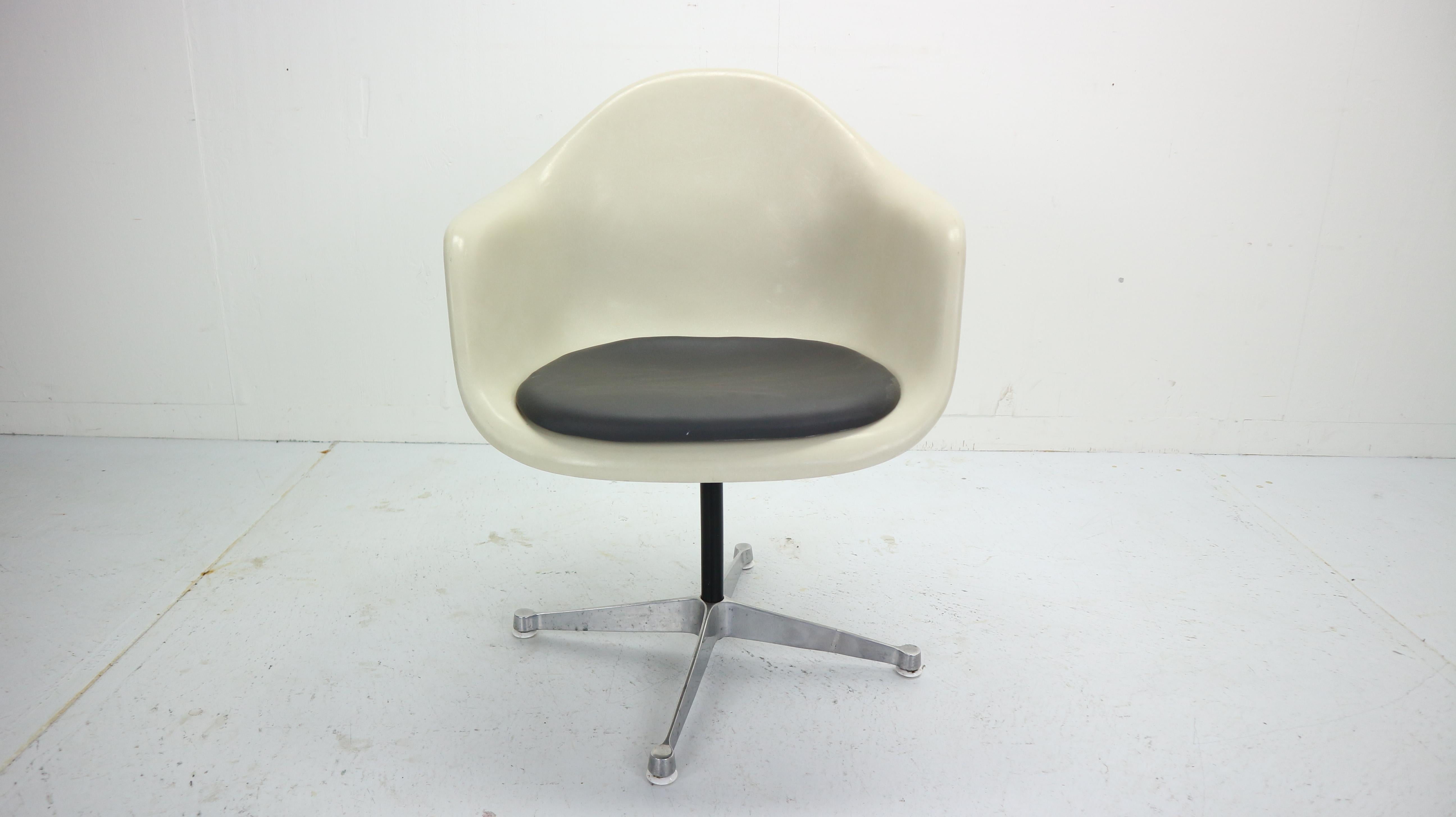 Set of 4 Charles Eames for Herman Miller Bucket Swivel Chairs, 1950s 5