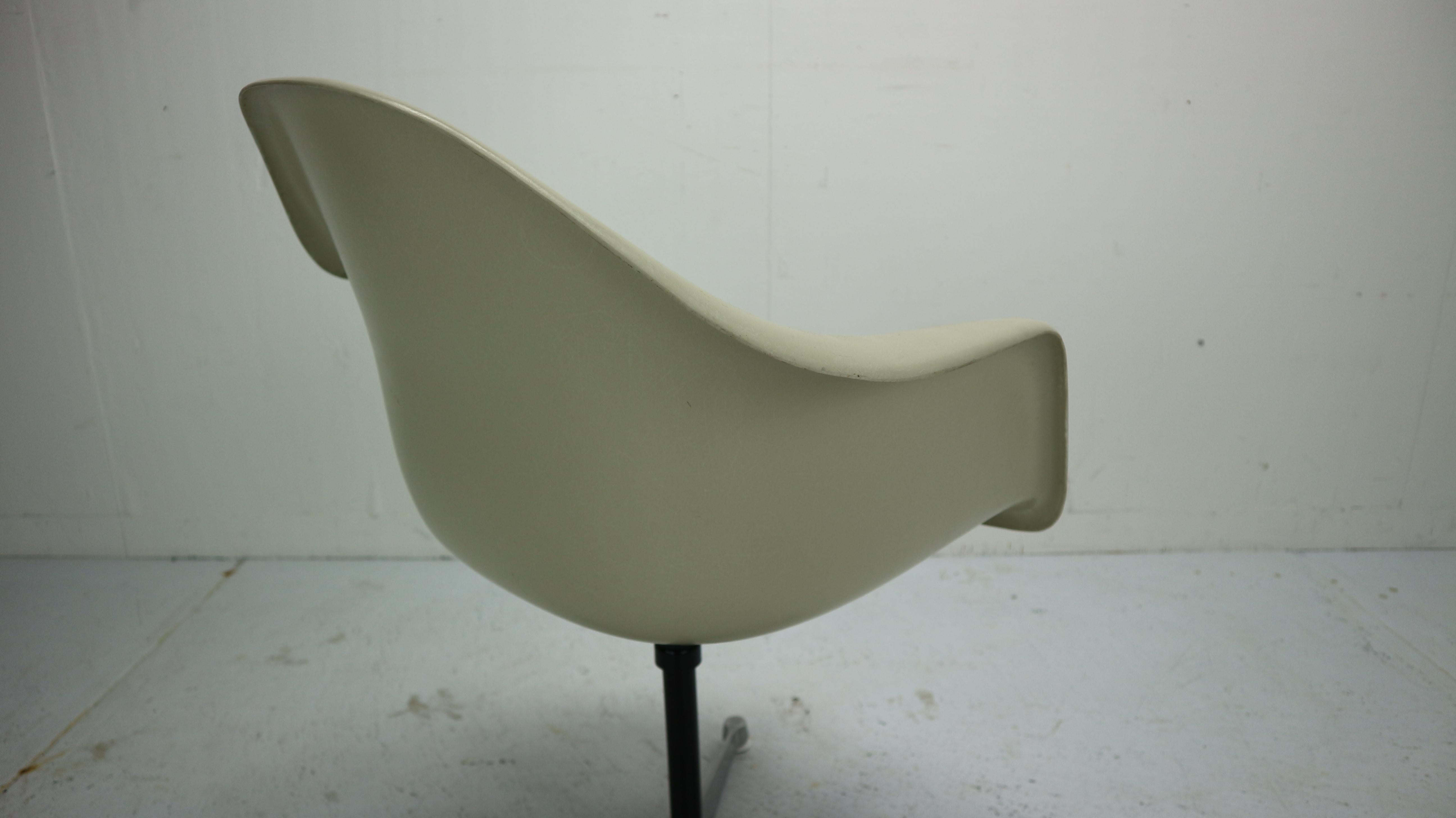 Set of 4 Charles Eames for Herman Miller Bucket Swivel Chairs, 1950s 6