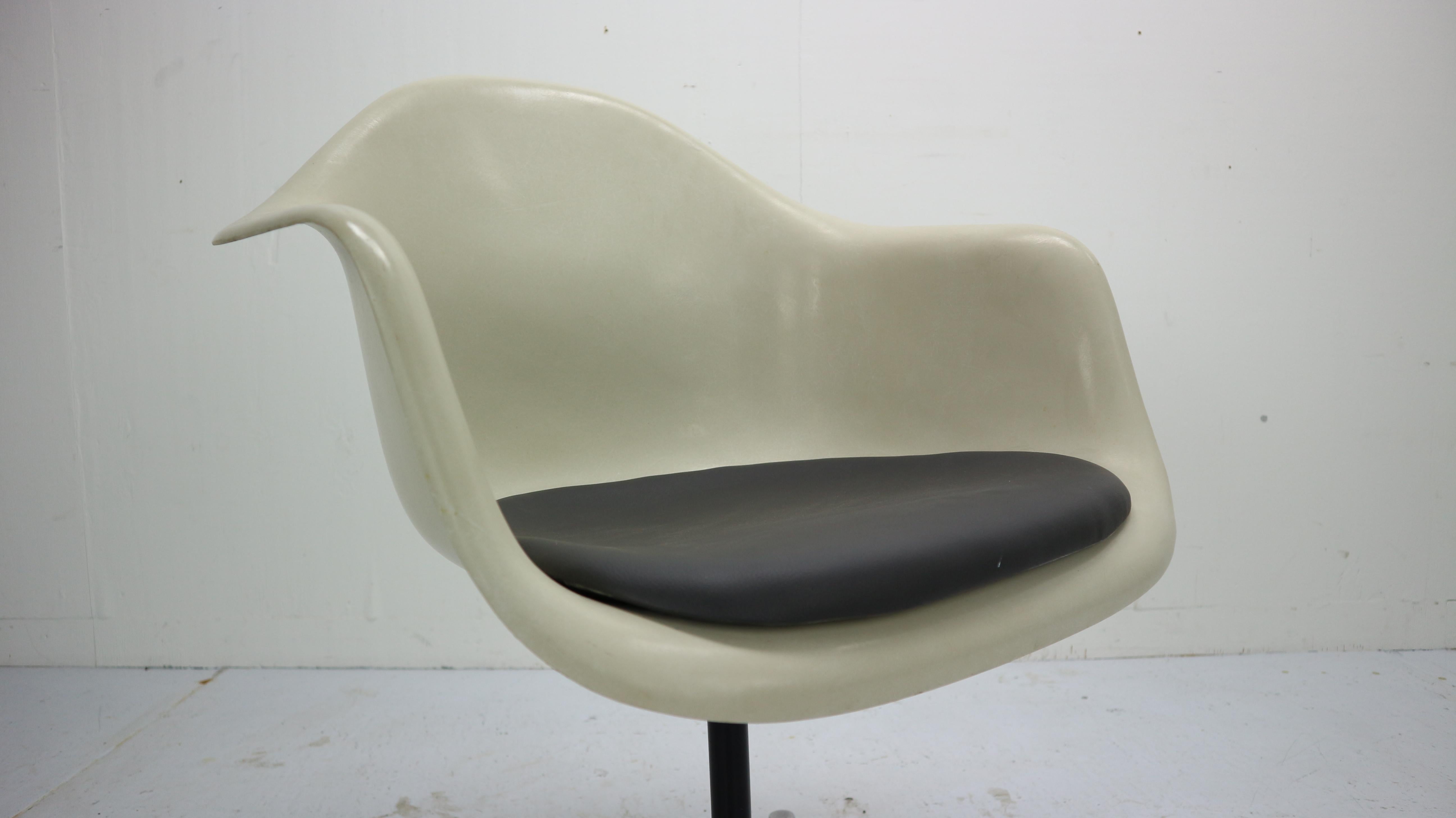 Set of 4 Charles Eames for Herman Miller Bucket Swivel Chairs, 1950s 7