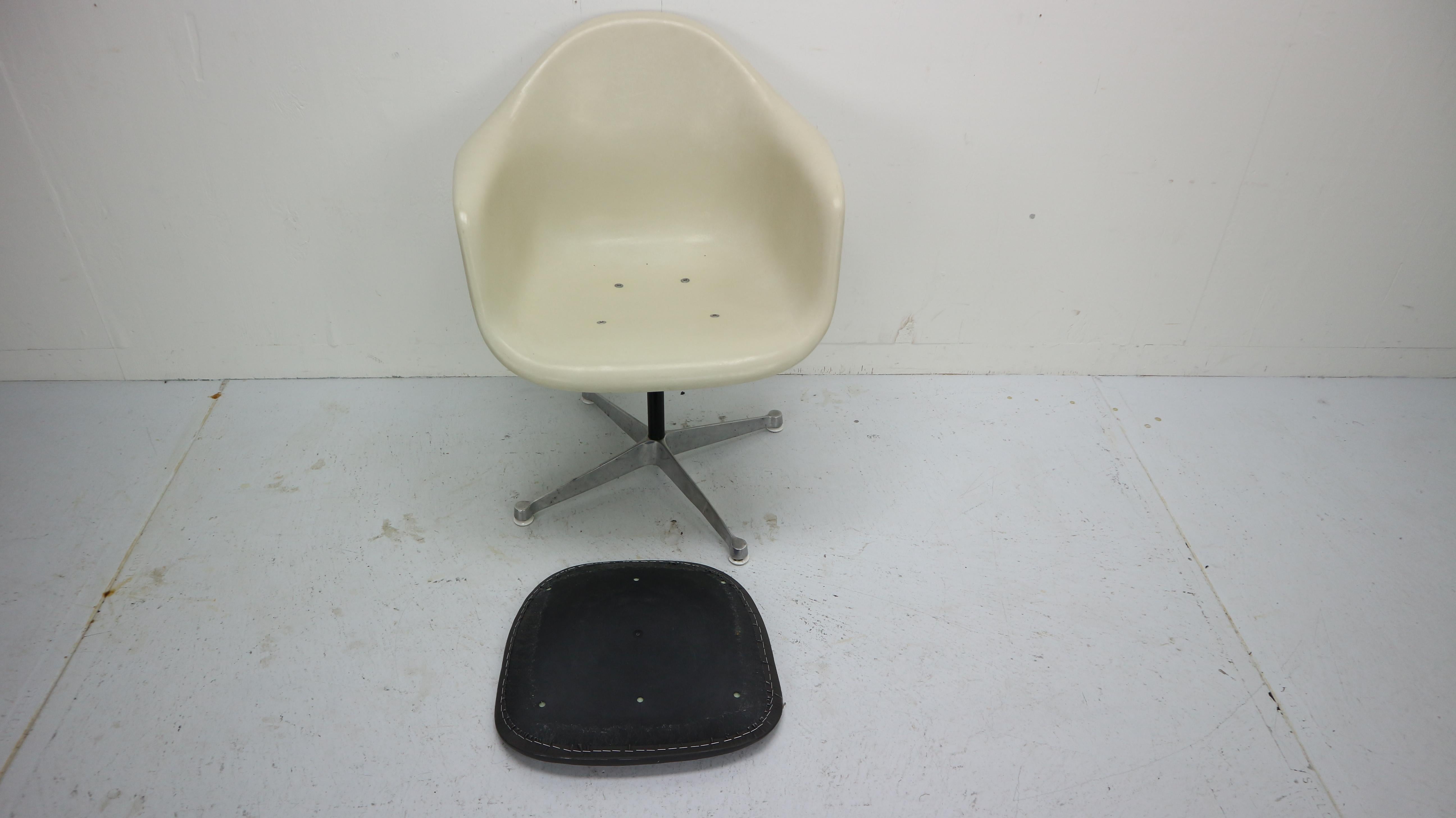 Set of 4 Charles Eames for Herman Miller Bucket Swivel Chairs, 1950s 13