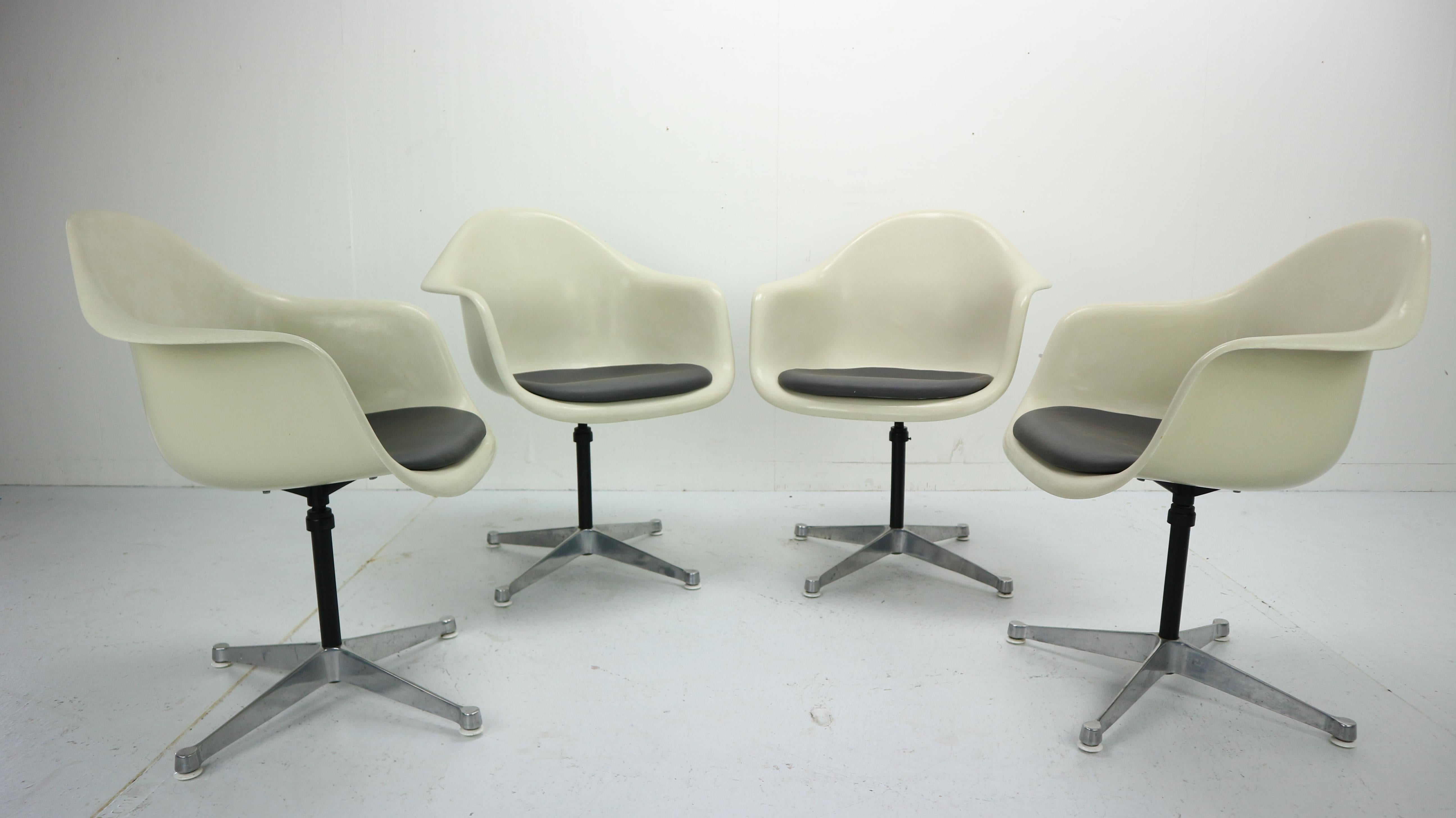 Mid-Century Modern Set of 4 Charles Eames for Herman Miller Bucket Swivel Chairs, 1950s