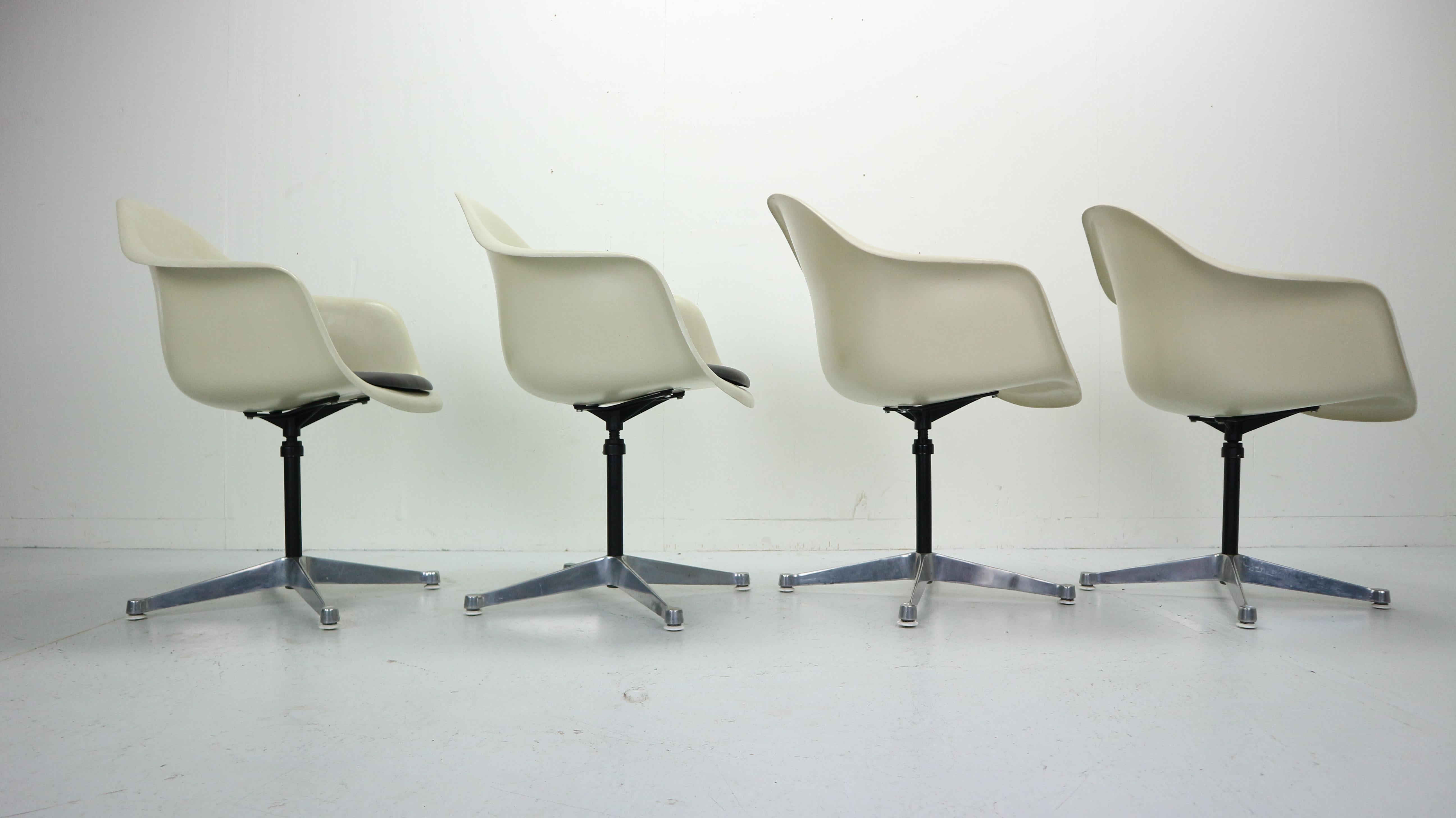 Set of 4 Charles Eames for Herman Miller Bucket Swivel Chairs, 1950s In Good Condition In The Hague, NL