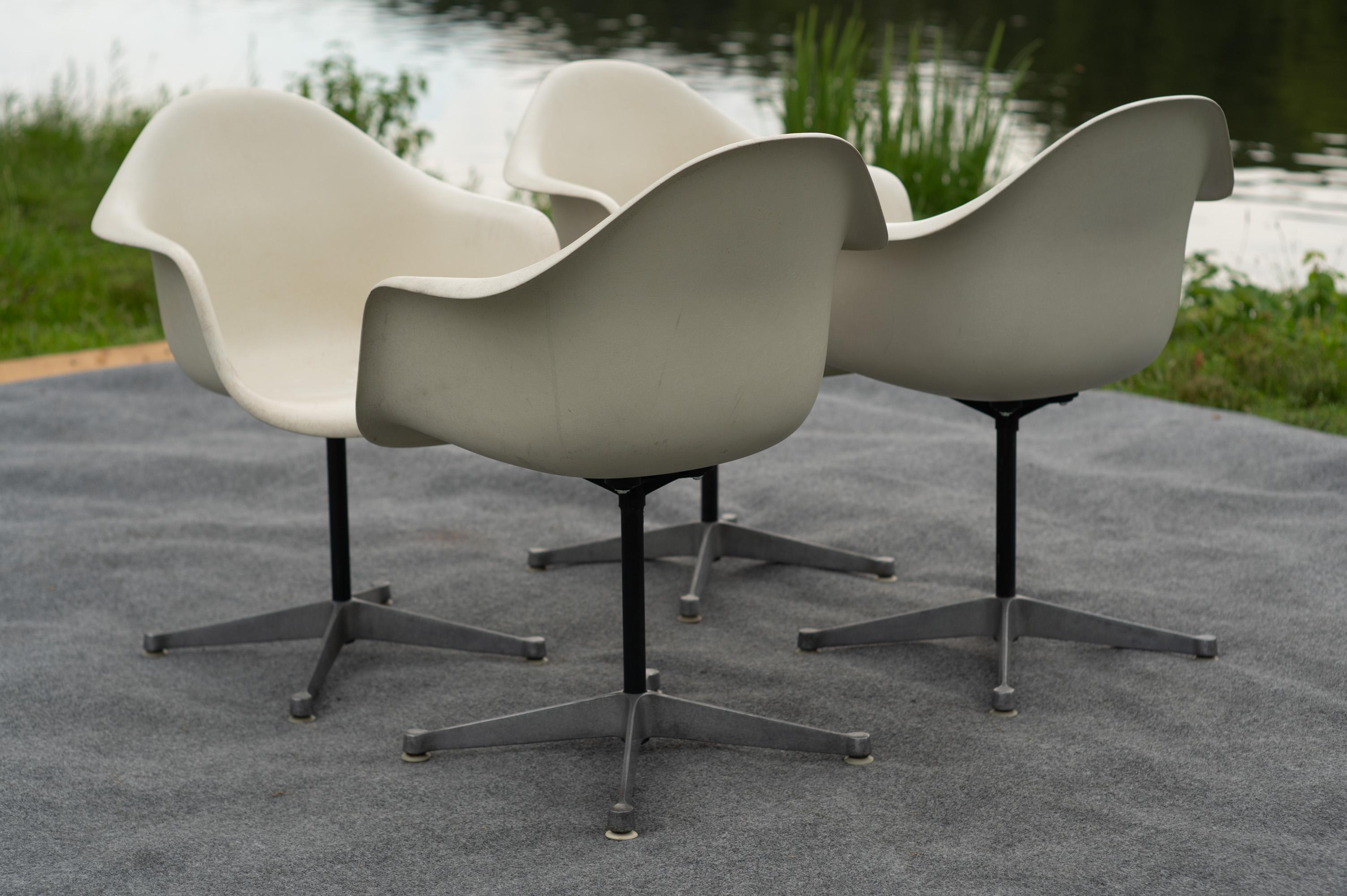 Set di 4 poltrone PAC di Charles Eames per Herman Miller in fibra di vetro bianca anni '70 in vendita 6