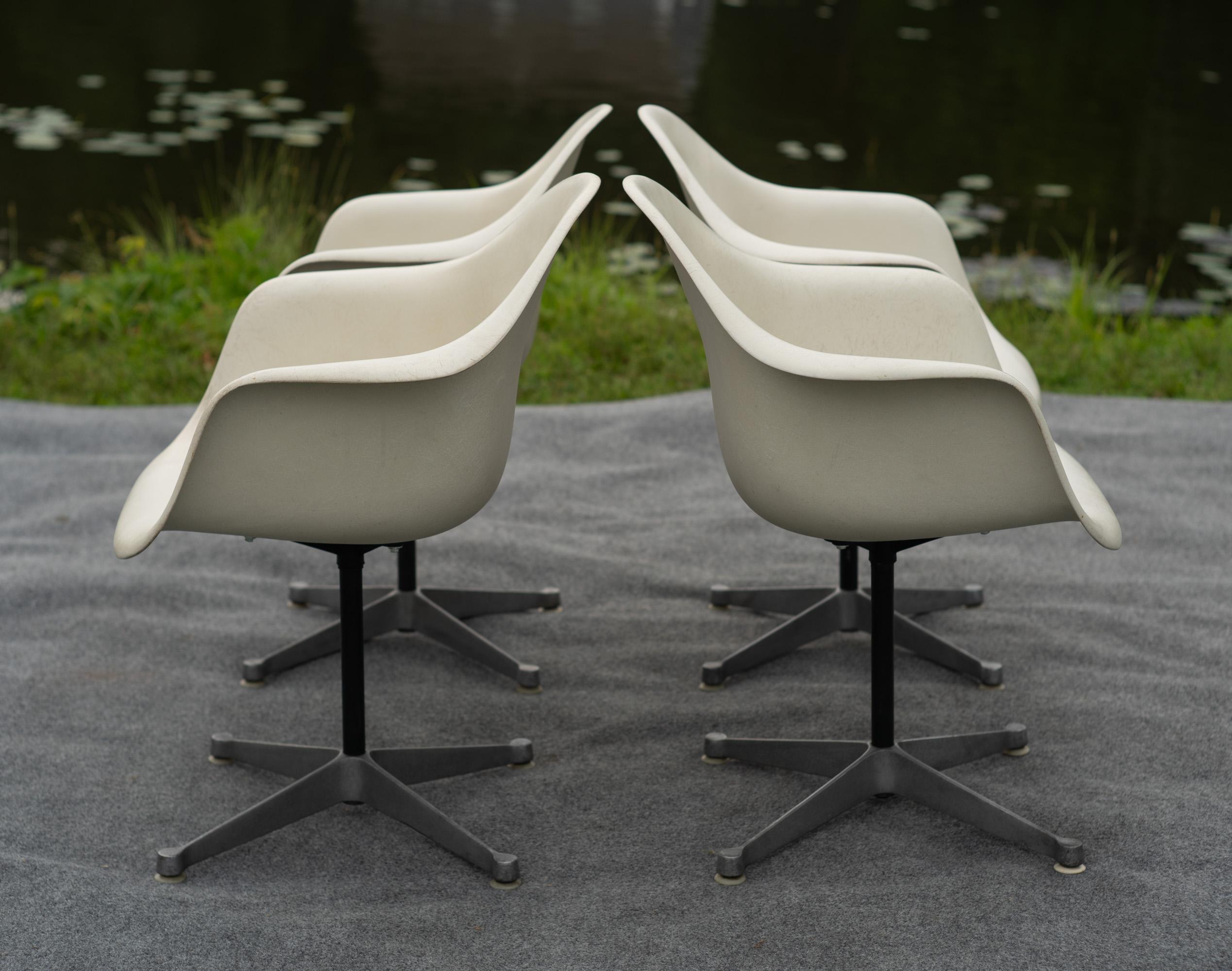 Set di 4 poltrone PAC di Charles Eames per Herman Miller in fibra di vetro bianca anni '70 in vendita 7