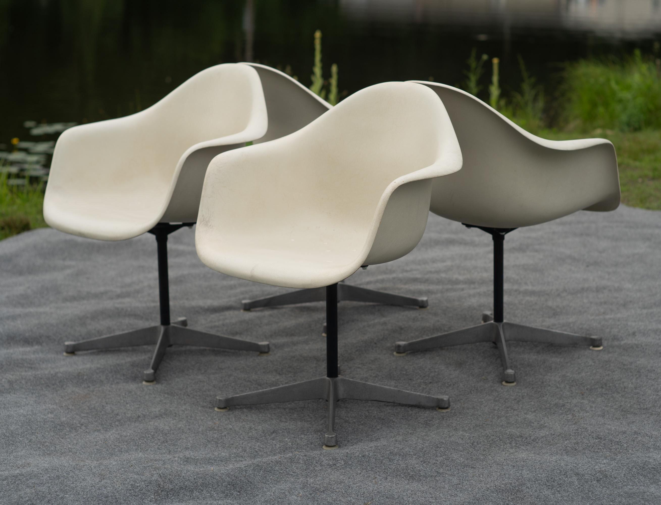 Set di 4 poltrone PAC di Charles Eames per Herman Miller in fibra di vetro bianca anni '70 in vendita 8