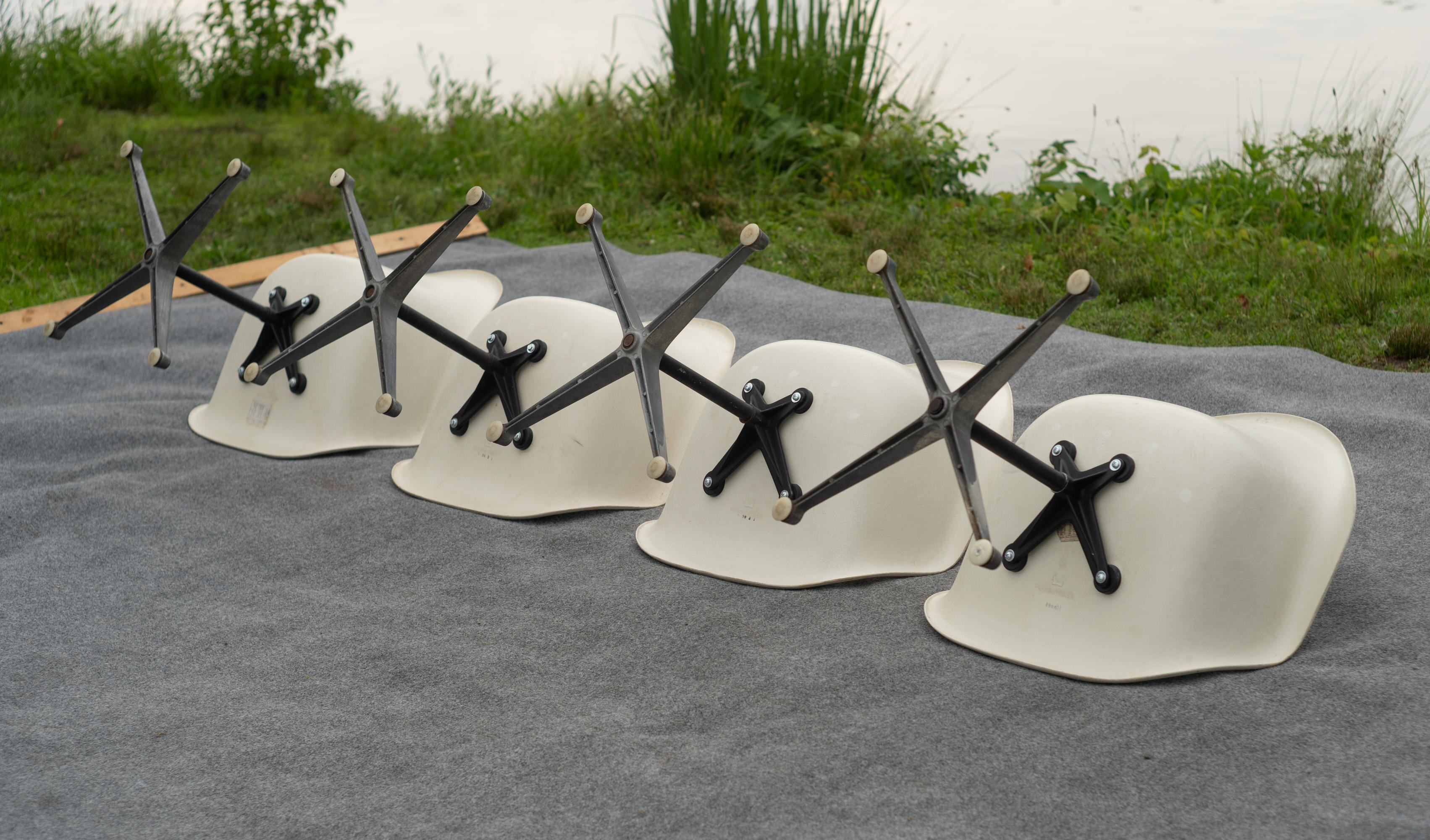 Set di 4 poltrone PAC di Charles Eames per Herman Miller in fibra di vetro bianca anni '70 in vendita 10